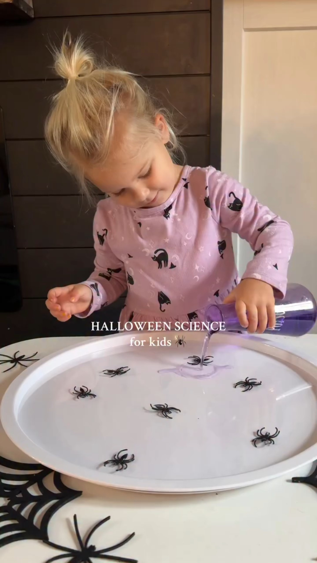 HALLOWEEN SCIENCE 🕷️
soap magic! such a fun & easy activity for kids

🖤 add water + food coloring and some spiders to a tray
🖤 add in some black pepper
🖤 dip finger into dish soap and then touch the water to watch the magic reaction ✨



#scienceexperiments #scienceismagic #halloweenactivities #scienceforkids #toddleractivities