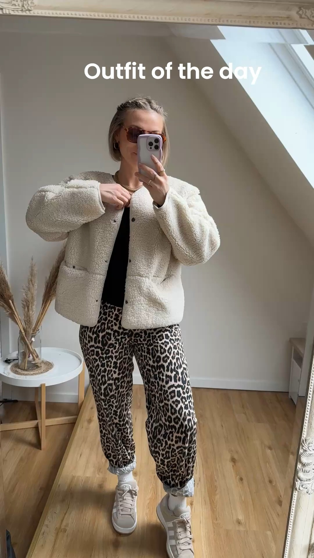 Bequemes Outfit of the Day🖤🤎🤍#TeddyJachke #Longsleeve #LeoMuster #Leo #Sneaker #Campus #AdidasCampus #Adidas #Sonnenbrille #Schwarz #Beige ￼#teddy #kuscheljacke

#LTKdeutschland #LTKstyletip #LTKspring