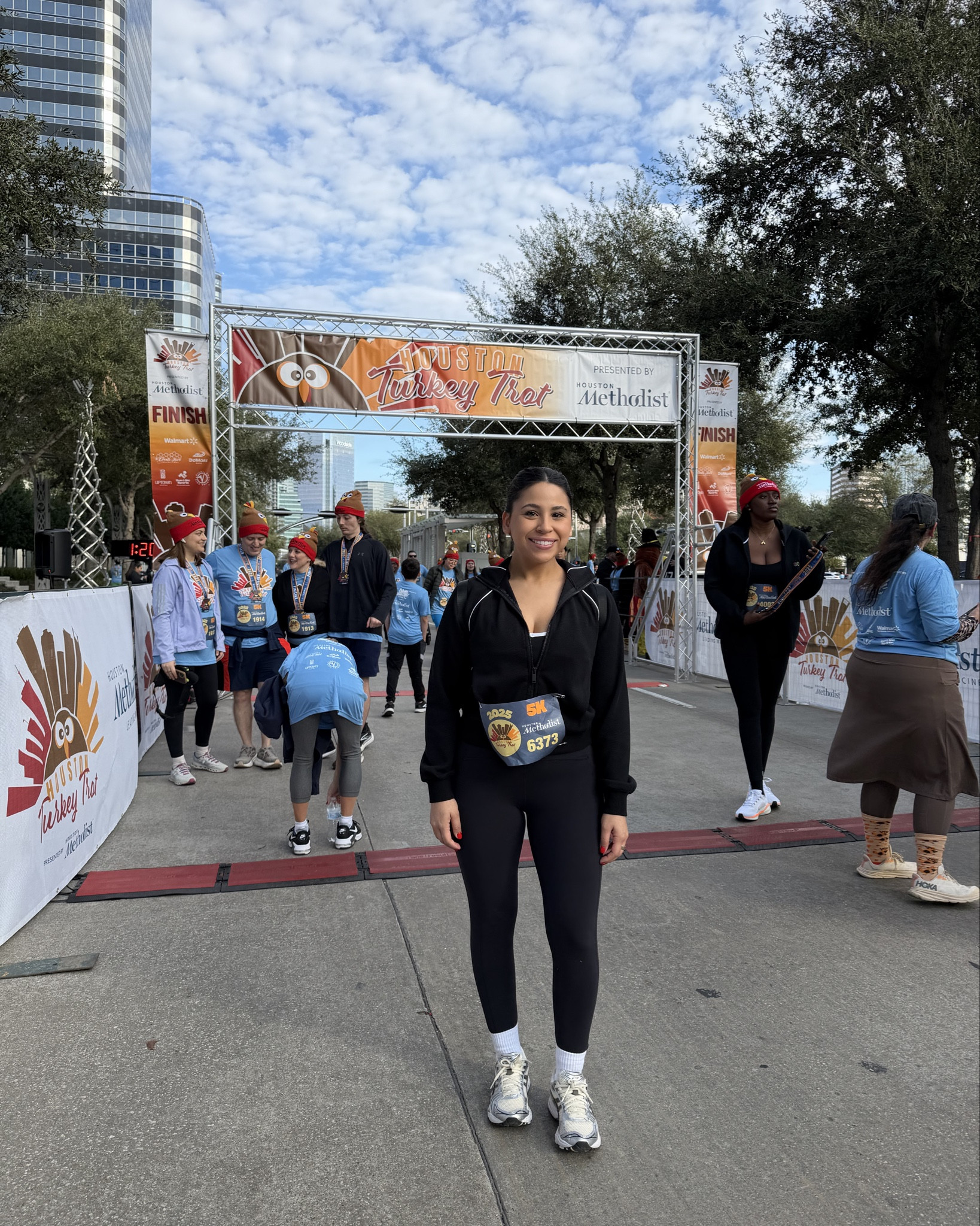 Jacket: xs 
Leggings: medium 
White socks 
ASICS sneakers: 5 men 

#LTKPetite #LTKActive #LTKFindsUnder100