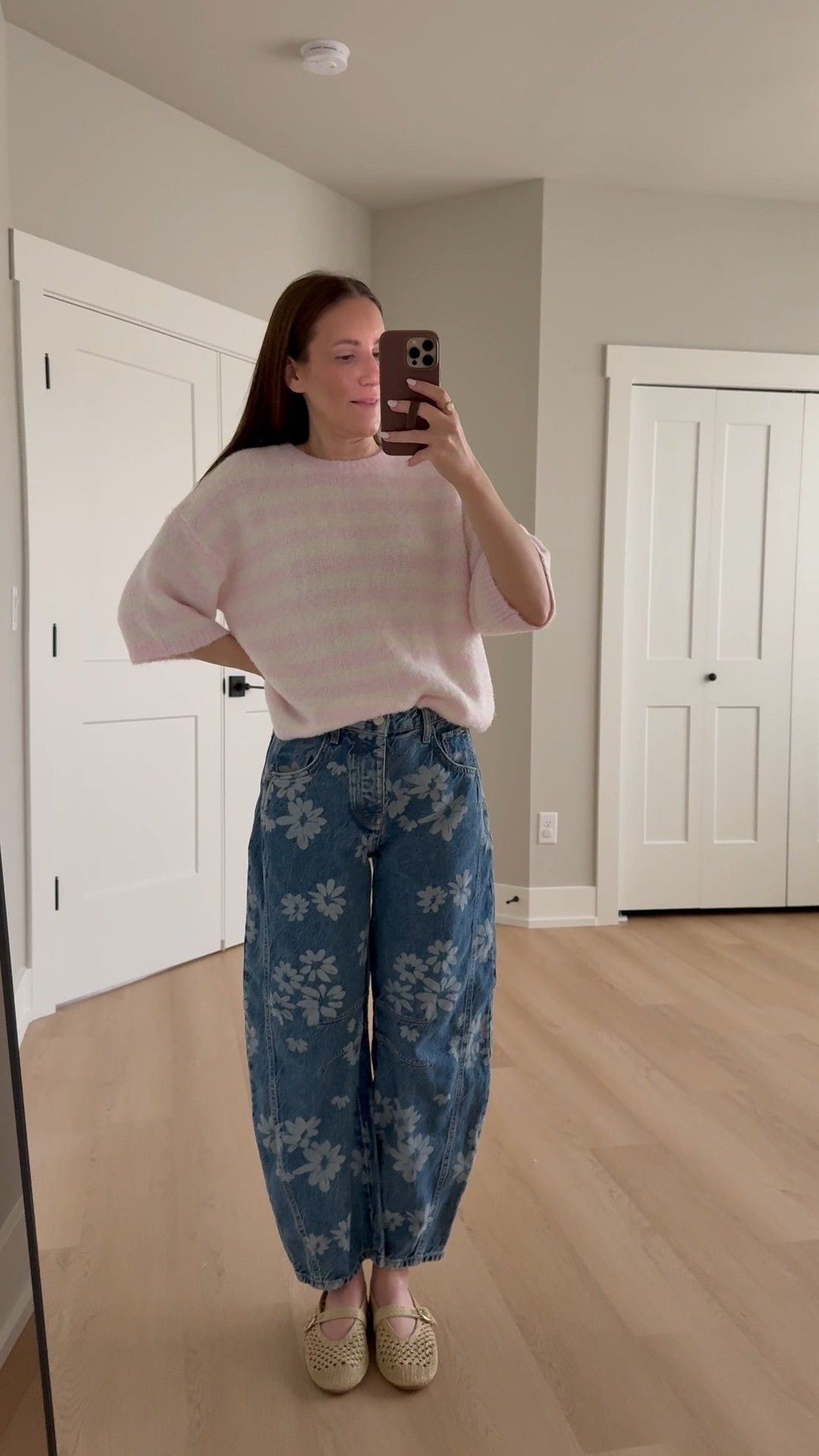 Teacher outfit idea 🍎 I love this combo! This short sleeve sweater is a great find to have for spring in the classroom and it comes in a ton of colors! These jeans are free people, but linking a very good look for less!

Teacher style | classroom style | printed jeans | short sleeve sweater 