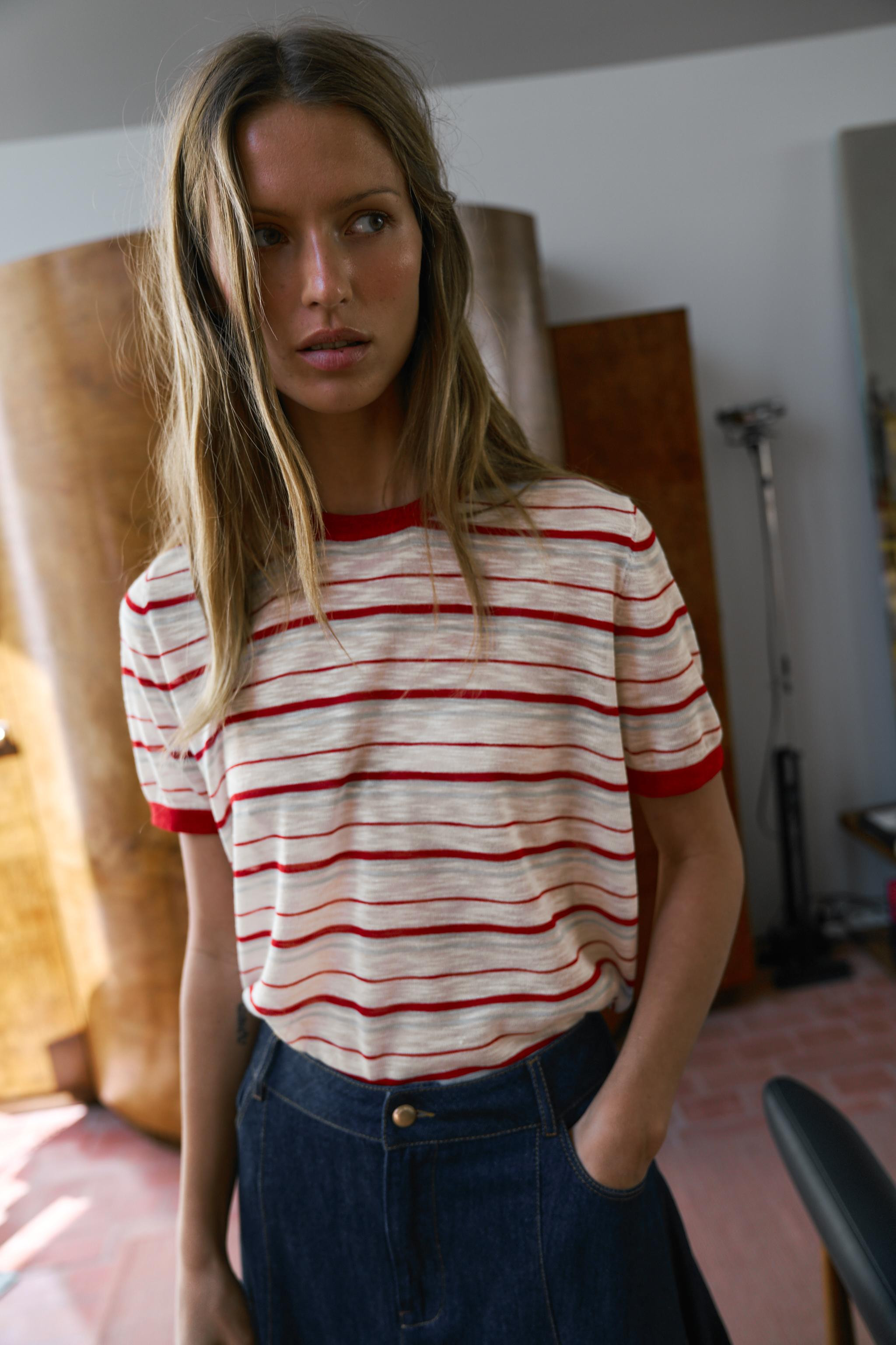 Round neck, short sleeve top. | Zara US