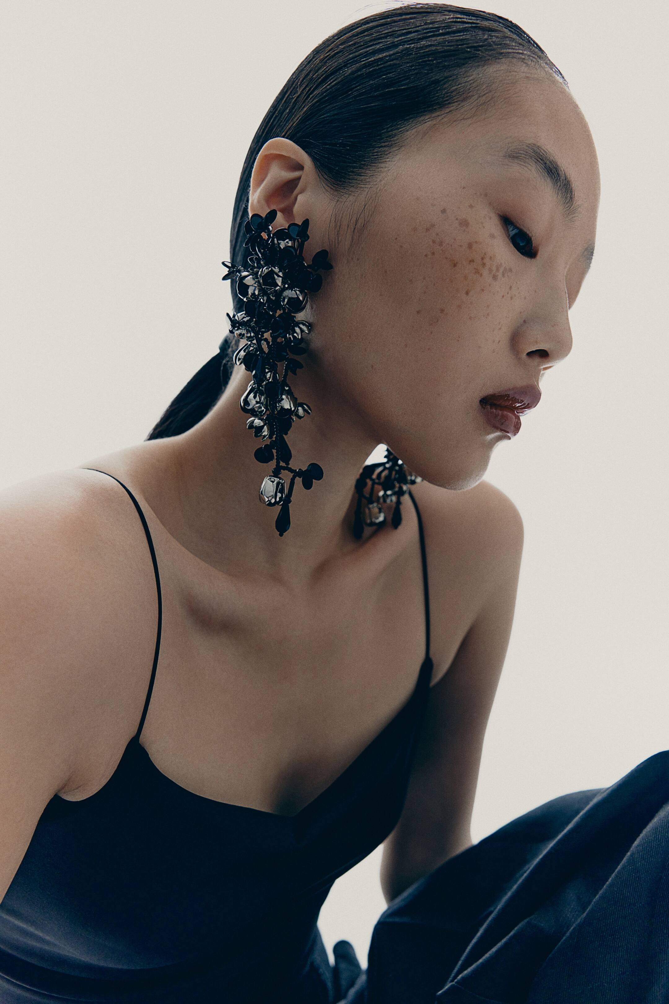 Orecchini a grappolo con fiori decorativi - Argentato/nero - DONNA | H&M IT | H&M (FR, IT, ES, PT, BE)