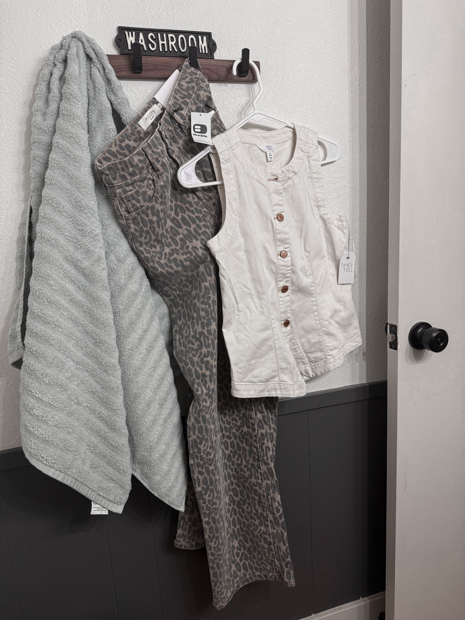 Leopard jeans and a white jean vest is the PERFECT transition into fall outfit for these Texas nights! 

Walmart, jean vest, vest, leopard, leopard jeans, buckle

#LTKFindsUnder100 #LTKStyleTip #LTKSeasonal