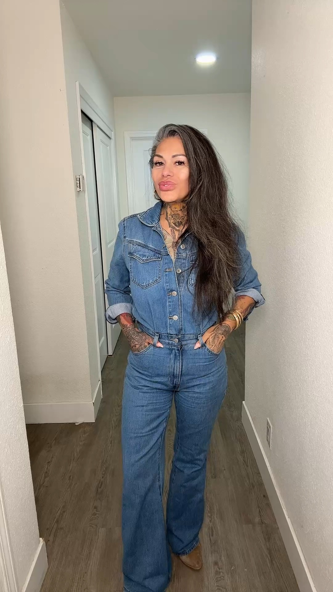 Levi’s western jumpsuit… but make it versatile 🤠✨
Dressed it down, dressed it UP — either way she’s doing her thing

Paired with my favorite vintage Urban Outfitters cowboy boots for that effortless edge

Find the link in bio to shop 🔗

#silverfox #ltkstyle #ootdinspo #westernchic #ltk @levi @ltk 

#LTKPetite #LTKgrwm #LTKOver40