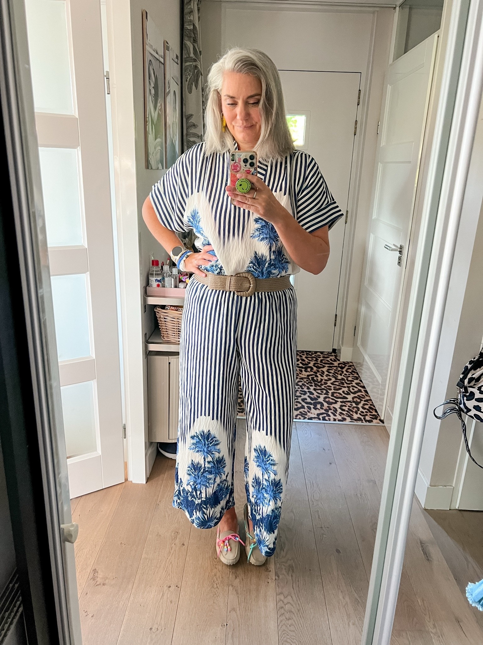 OOTD - Vrijdag. Viscose set bestaande uit een top en een losvallende broek met een blauw/witte streep en palm print (maat 42). Elastische riem in beige en zandkleurige suède loafers die ikzelf heb gepimpt (loafers zijn heel oud).

#LTKnederlands #LTKeurope #LTKtravel