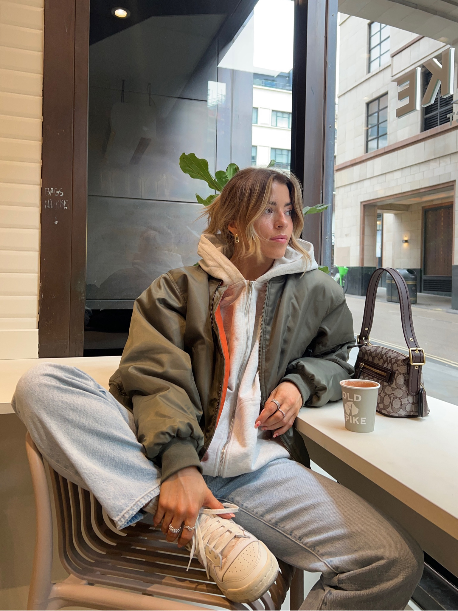 Loving this anine bing green bomber jacket layered over a zip up grey hoodie teamed with a pair of Levi’s 501 90s jeans and adidas forum mid sneaks 

Bomber - size m 
Hoodie - size m 
Jeans - size 24 L30 



#LTKeurope #LTKstyletip