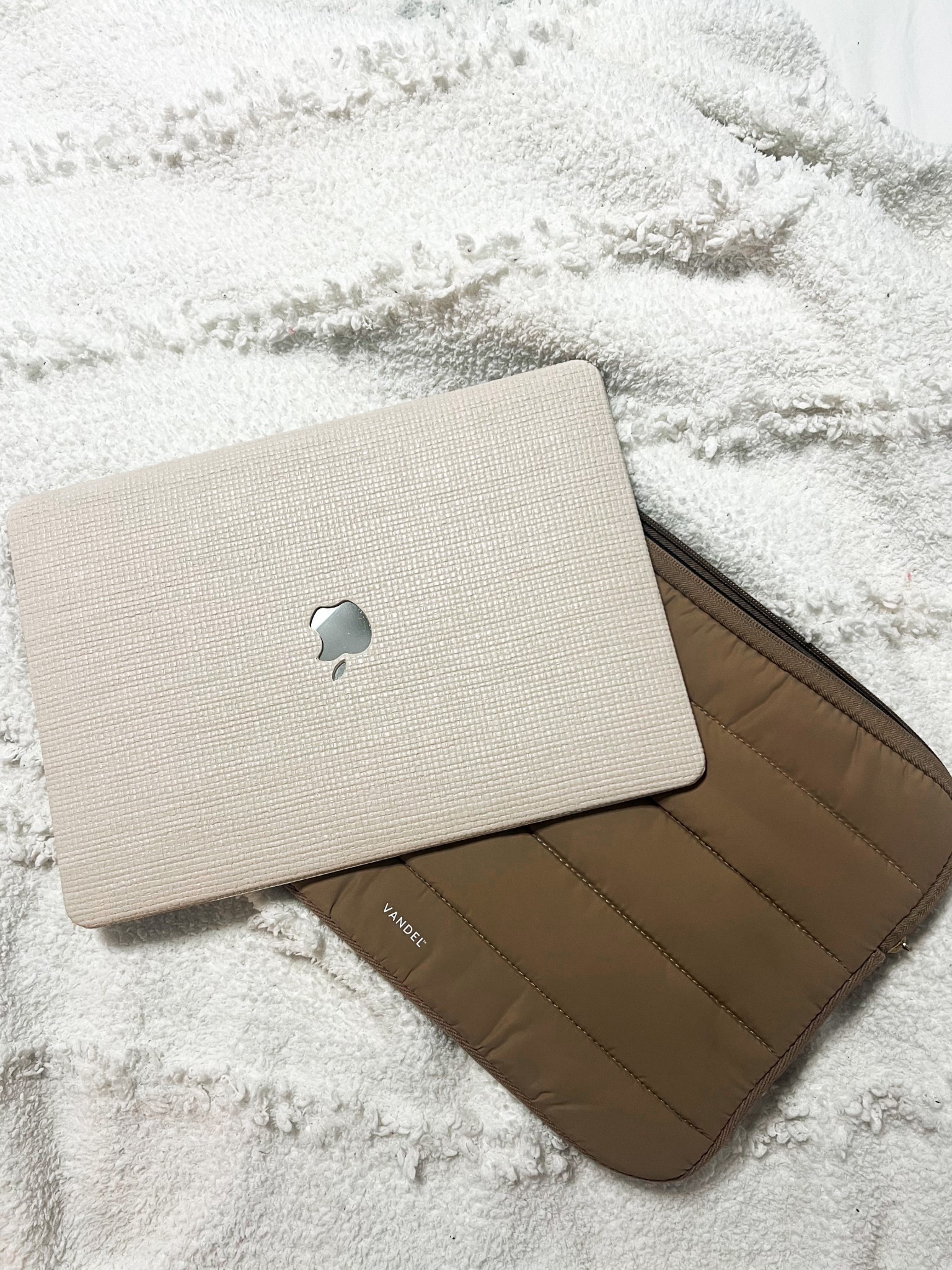 My new fav laptop cover & case! 

Chic laptop case | chic laptop cover | brown laptop case 