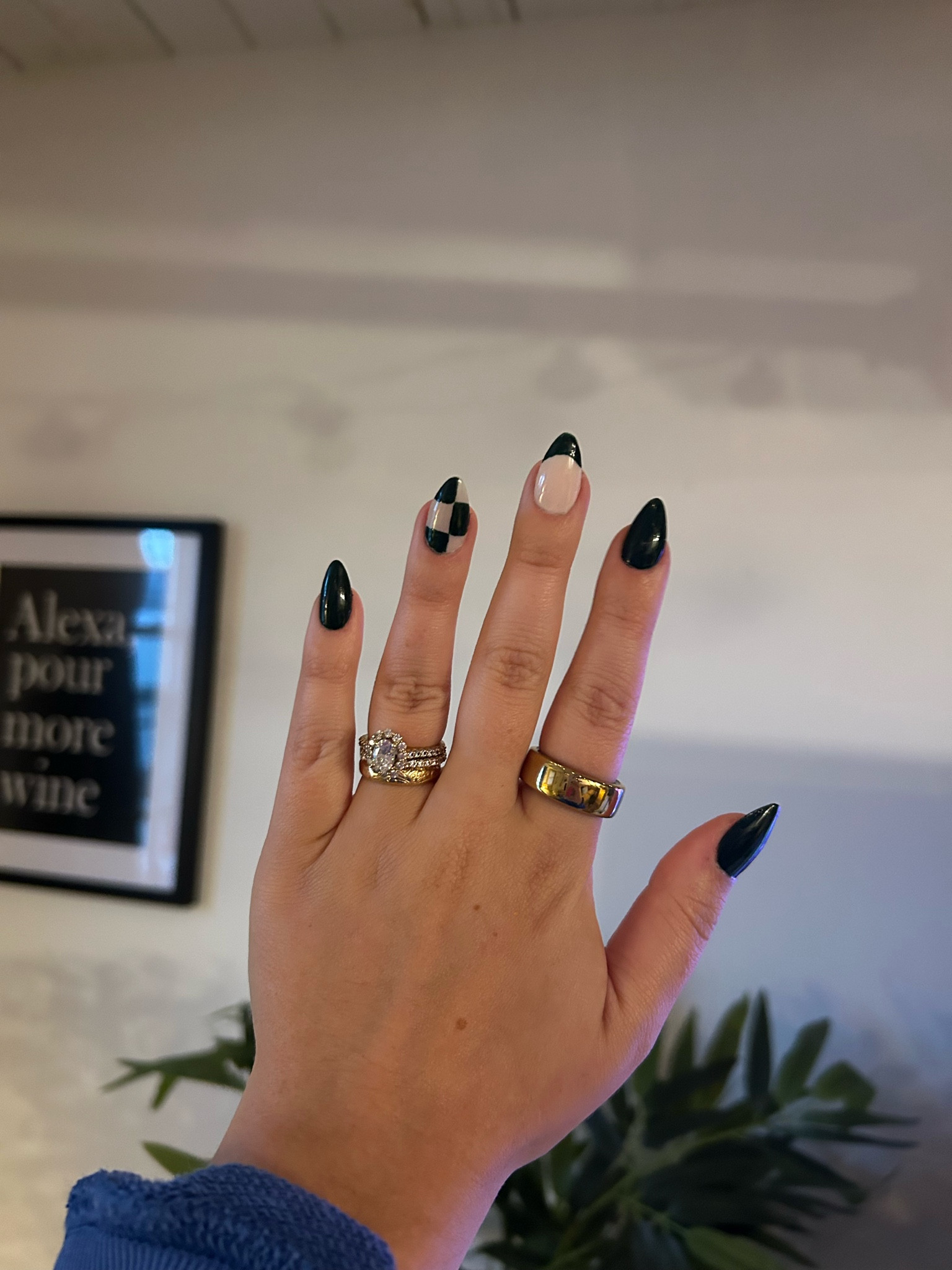 Fall nails 💚🖤

#LTKStyleTip #LTKBeauty #LTKFindsUnder50