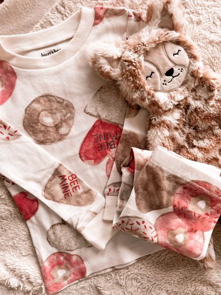 Ok, but why don’t they make it in adult sizes??? 🍩🤍
.
- Valentine’s Day PJs (newborn and up!) on sale!

#vdayoutfit #vdaypjs #valentinesdaypjs #kidsvalentinesdayoutfit #donutpjs #babygift #kidsvday #vdaygift #valentinesdaygift #burtsbees 

#LTKsalealert #LTKkids #LTKMostLoved