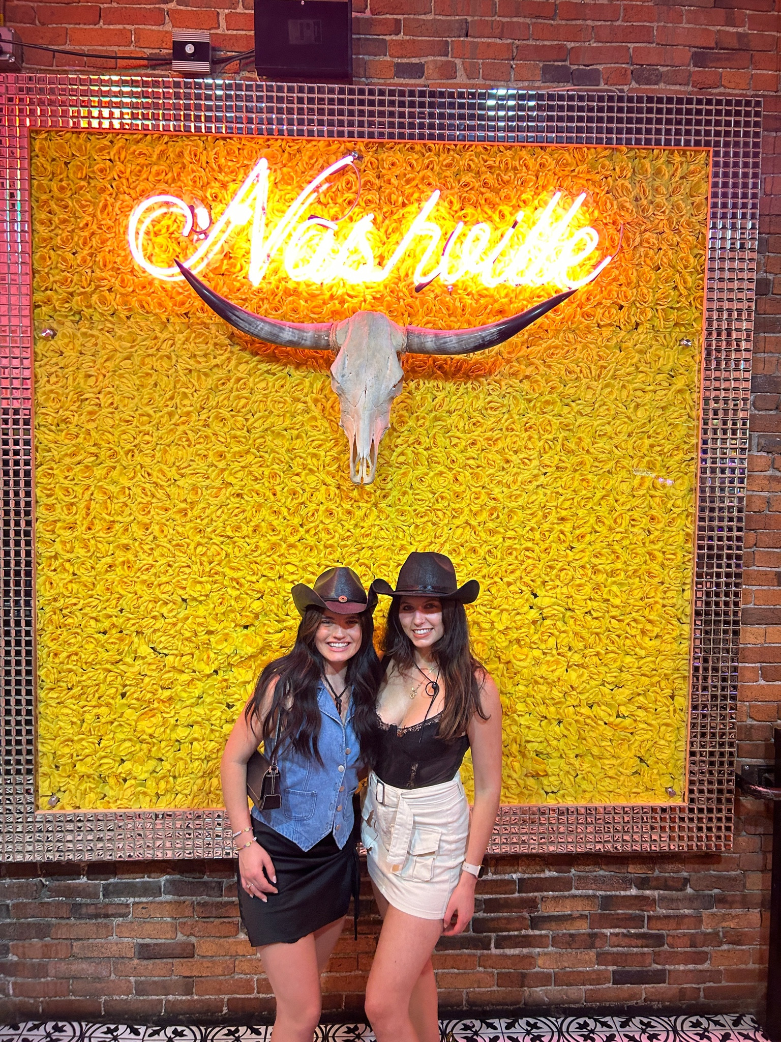 NASH OUTFIT INSPO

i remember taking my first trip to nashville and having absolutely NO CLUE what to pack. This is my outfit guide to one of my favorite places.

#GNO #nashville #outfitinspo #nashvilleoutfitinspo #outfitguide
