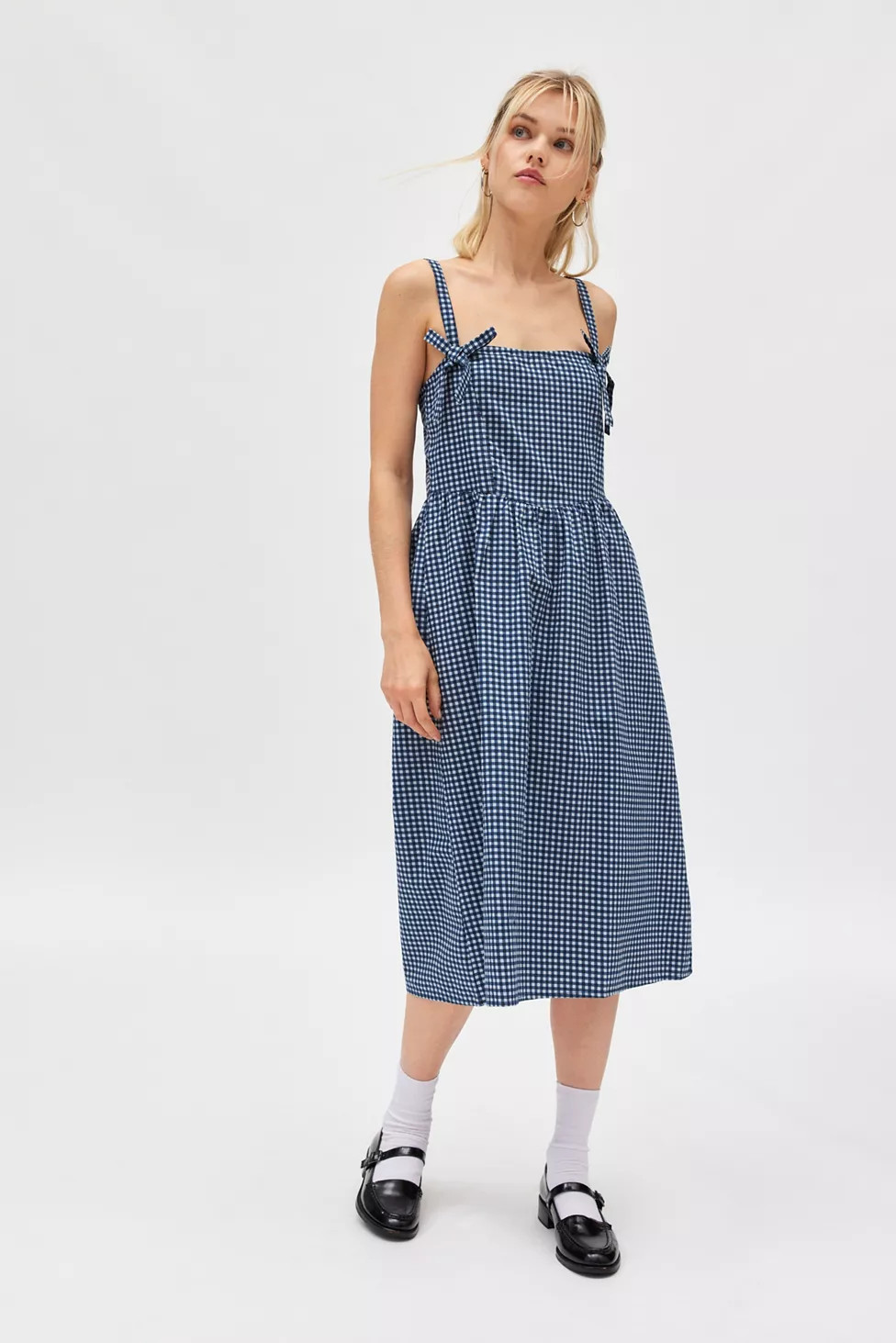 Motel Sloane Gingham Bow Detail Midi Dress | Urban Outfitters (US and RoW)