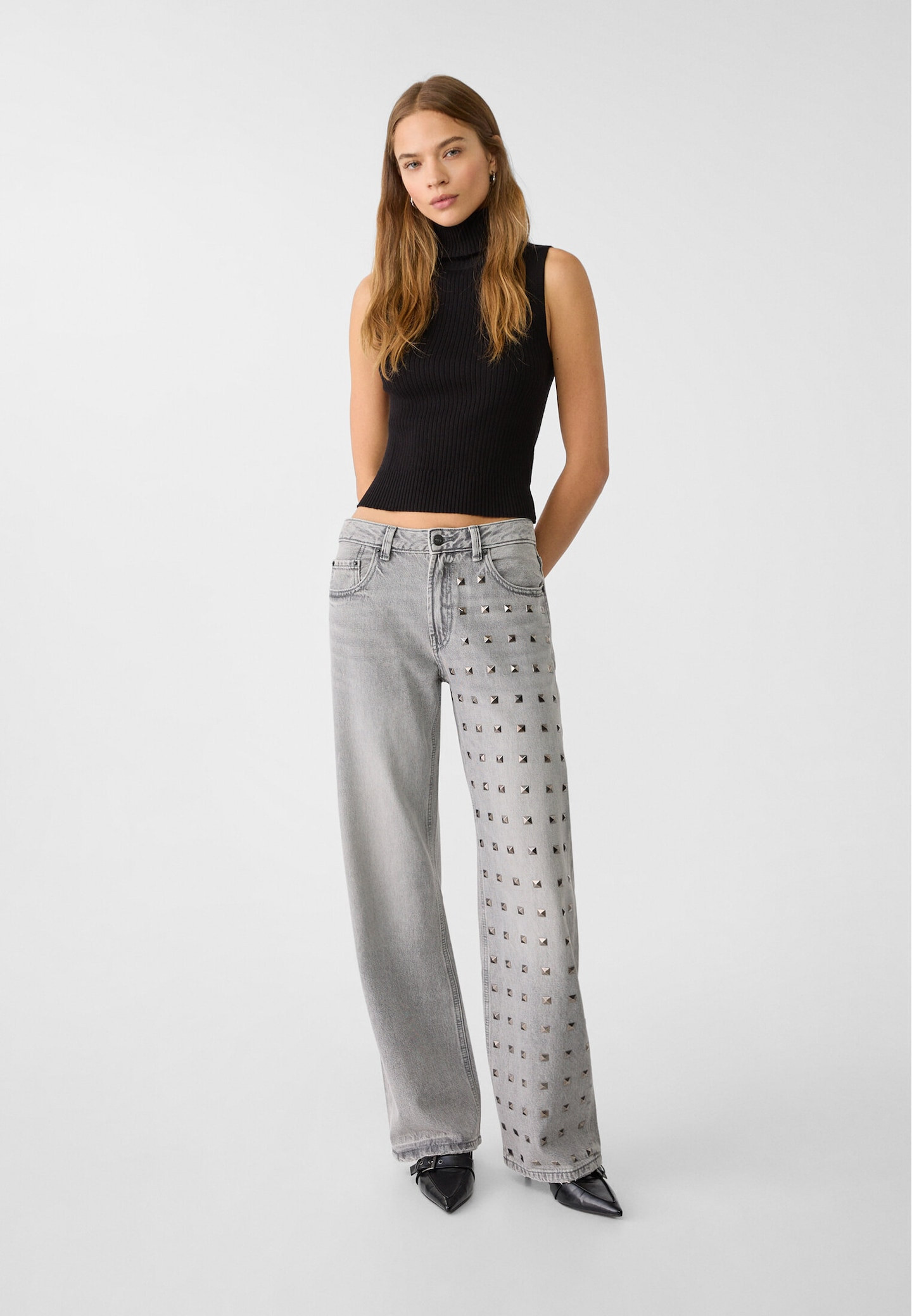Straight-Fit-Jeans mit Nieten49,99 € inkl. MWSt./exkl. VersandkostenGröße auswählen | Stradivarius DE