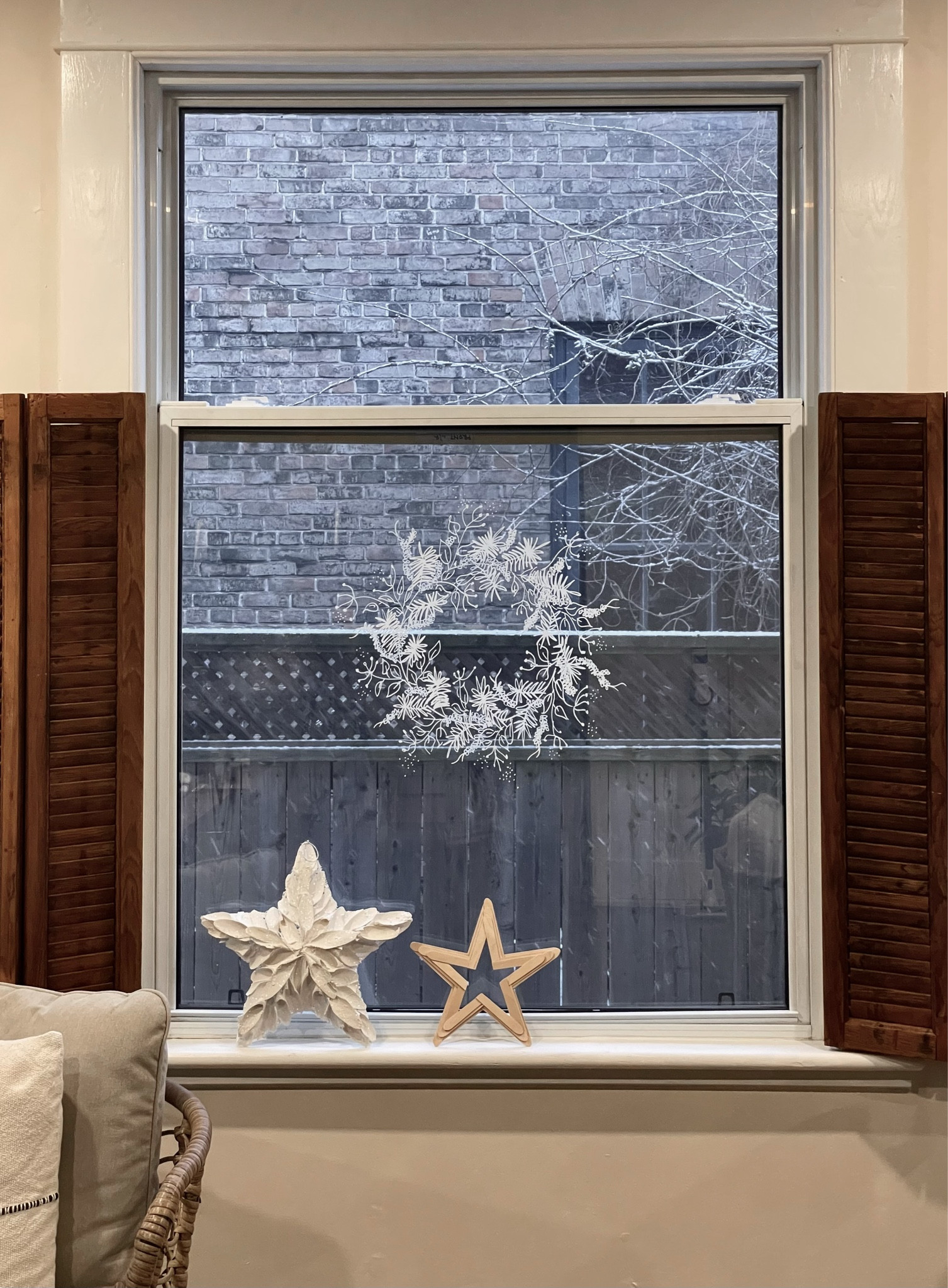 Window Winter Wreath with white chalk marker (6mm/0.24 inch).

#windowart #winterwreath #windowwreath #chalkpen #wintercrafts

#LTKcanada #LTKwinter
