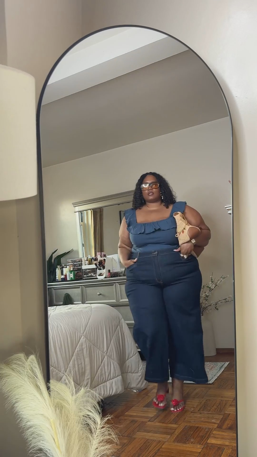 3 everyday plus size outfit ideas that just work 
This video is for my girls that love to bring their summer wardrobe into fall. I love maximizing my everyday wardrobe.
My main focus is comfort, functionality and intentional pieces. So if my closet had a dress code, it will be casual chic with a hint of statement. 

Comment “Everyday” and I'll send you a DM with everything 😍.
For reference, I’m 5'9" and I wear a size 20-24, depending on fabric and cuts.
