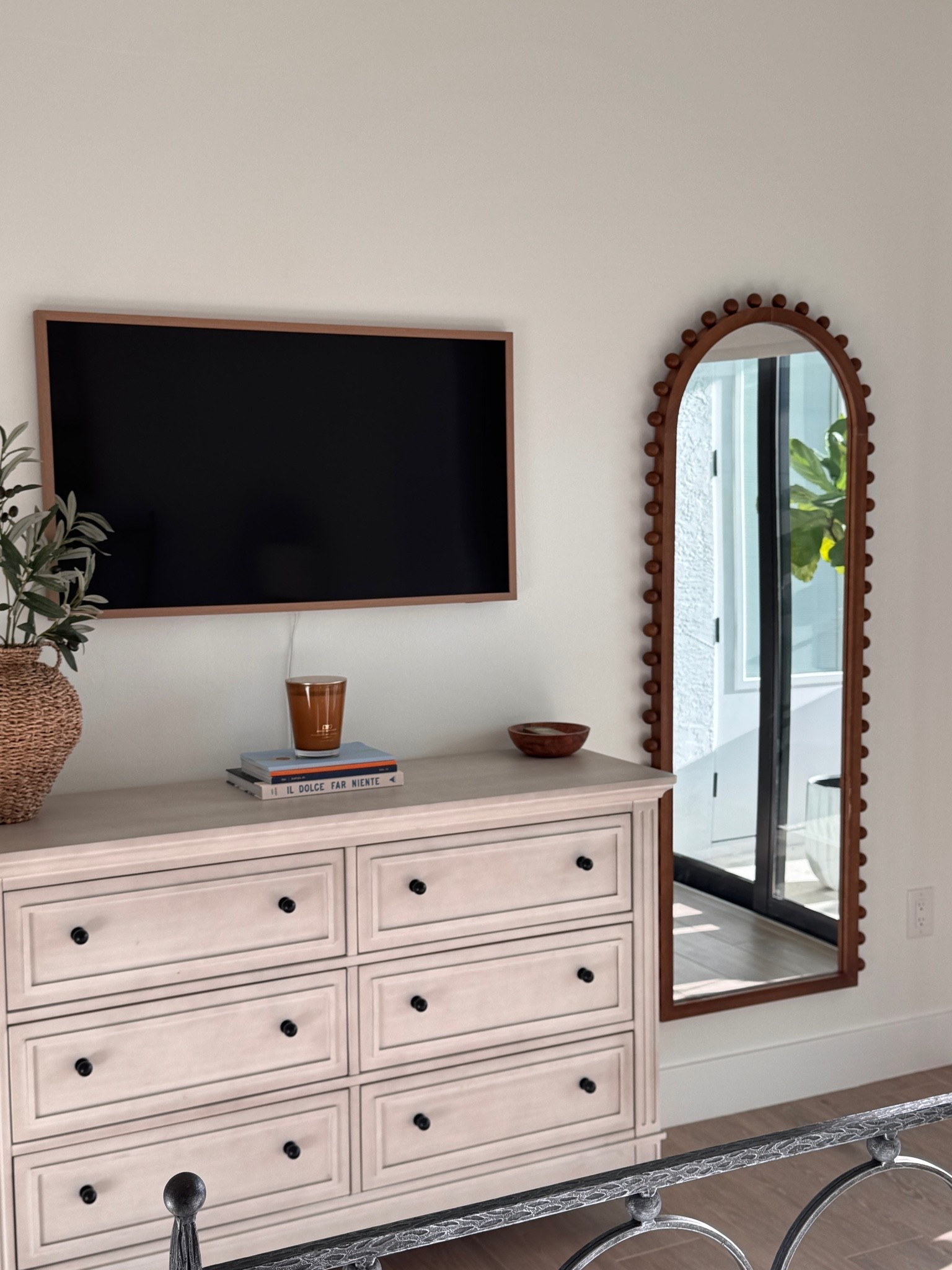 Finally hung this mirror in the guest room and I love how it came together 🤍 it’s also on sale right now for $98 v $120 at @Target 

I purchased this frame tv a few years ago so I’m linking one similar but the frame is a bit darker online than the one I’m showing here