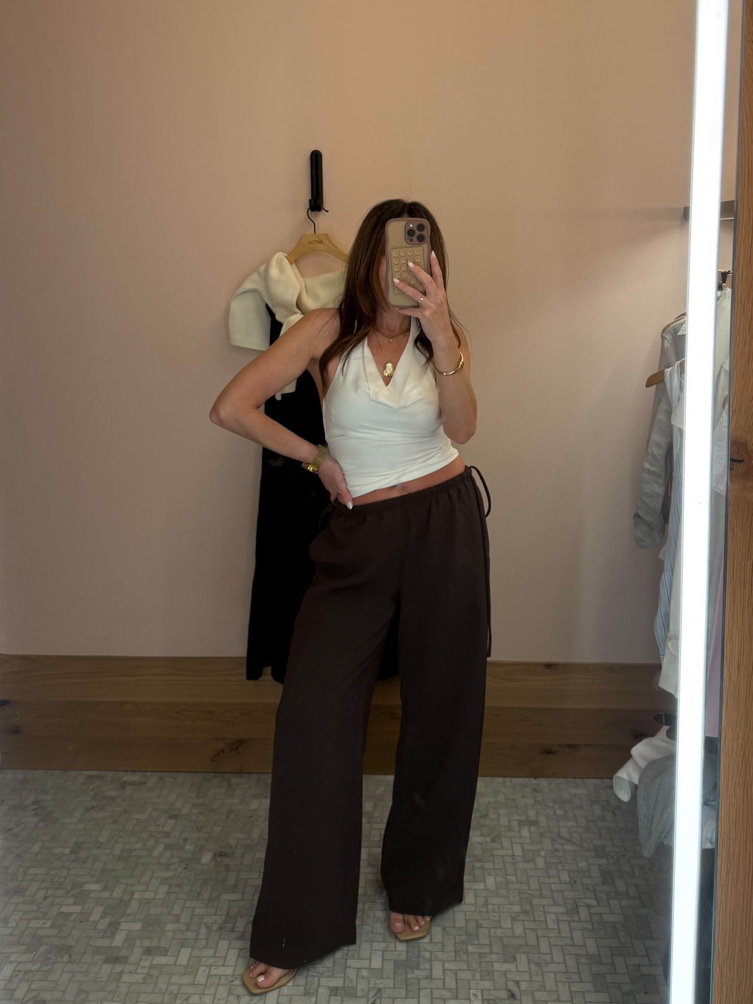 The linen pants in brown. I love the tie sides. @Aritzia

#LTKSeasonal #LTKSaleAlert #LTKootd