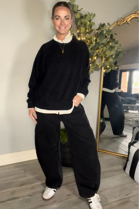I love a good sweatshirt that you can dress up! This luxury loungewear brand does it right! @peaceloveworld #sweatshirt #luxuryloungewear #comfort #black