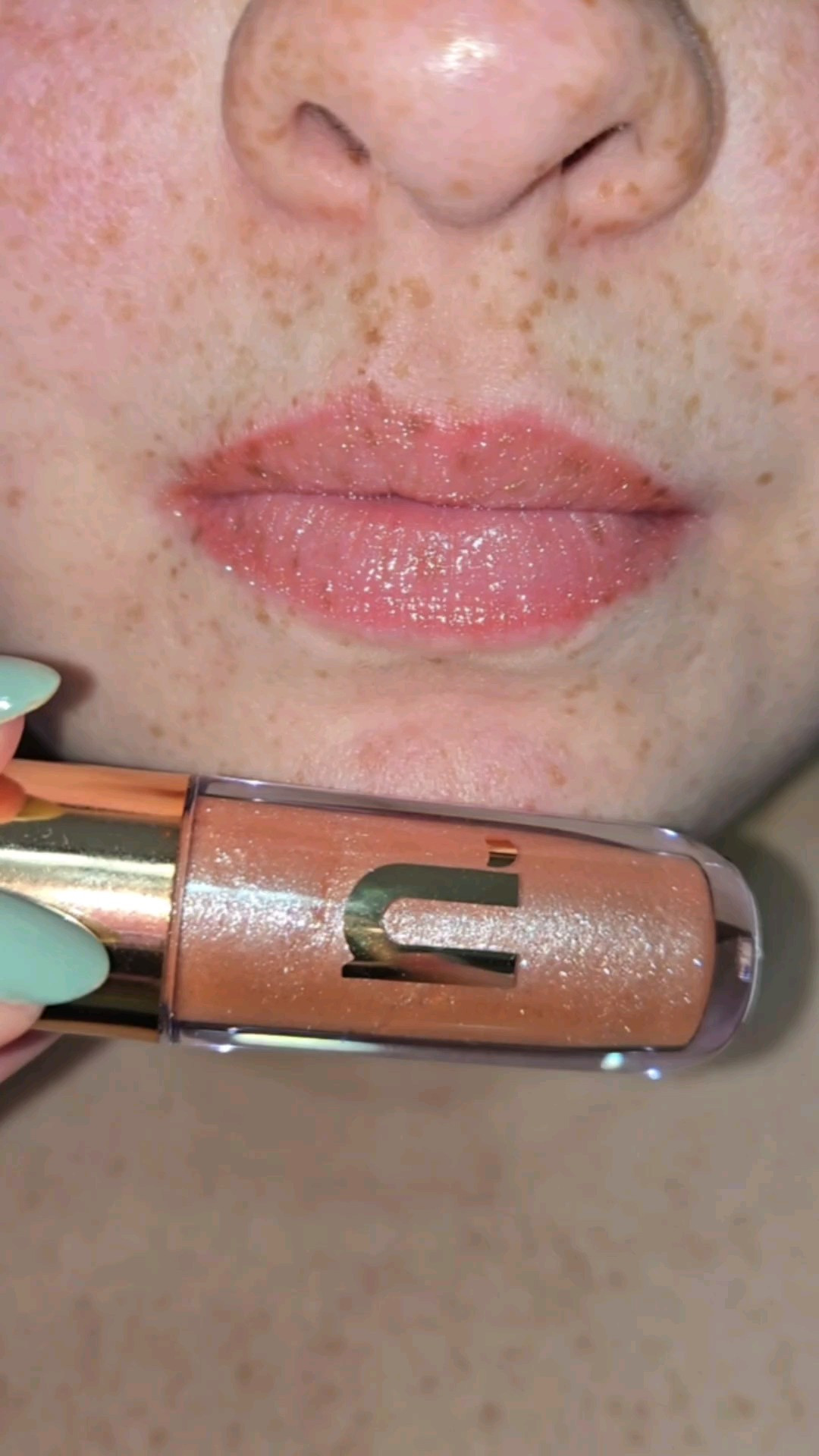 Não é a toa que ganhou o prêmio glamour de melhor gloss. Os glosses da Nina Make-up arrasam em todos os requisitos, durabilidade, cheiro  e brilho 

#LTKbeleza #LTKbrasil