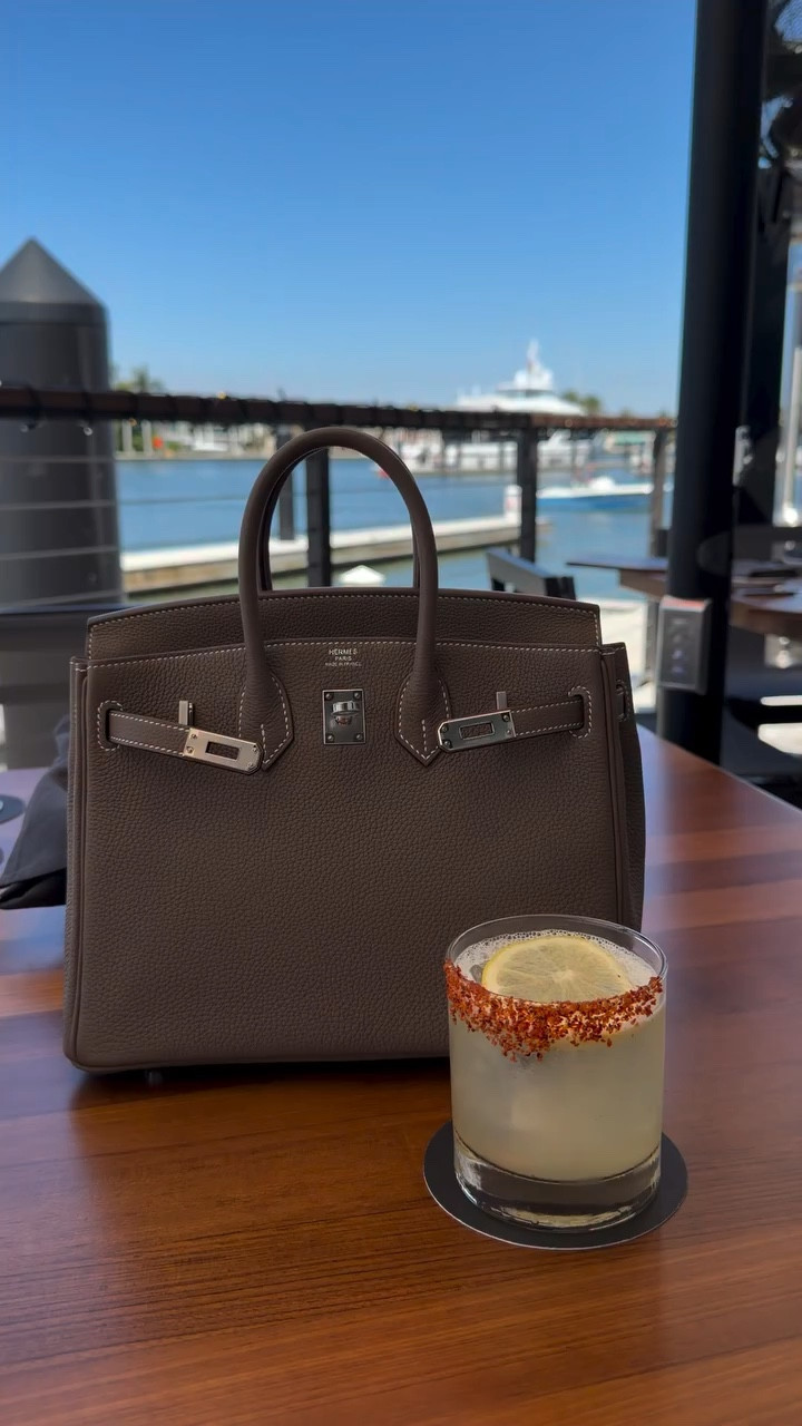 WE DESERVE IT! 👏😌
.
.
.
#hermesbirkin25 #hermesbirkinbag #chicandstylishbylena #fashionablylena