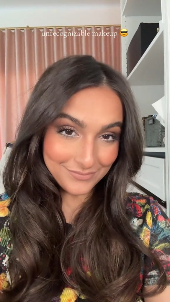 Unrecognizable makeup trend! 

Shades I’m wearing: 
Foundation:230
Concealer: 35N, 29N
Color corrector: peach 
Blush: starstruck
Setting spray: 2
Eyeshadow stick: volcanic 
Lip gloss: self starter 