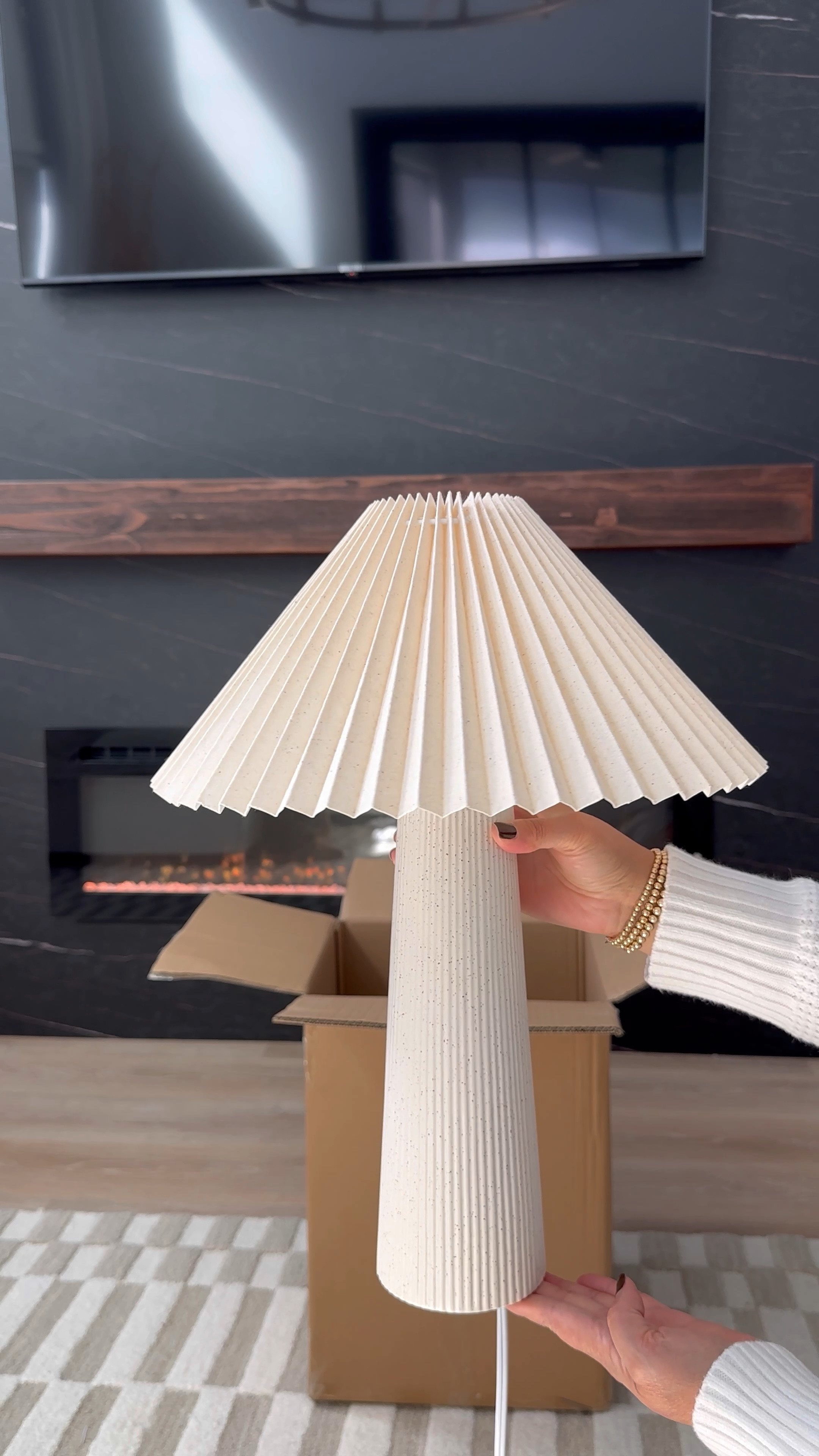 The prettiest designer inspired table lamp but it’s from Walmart! 😍


Home
Home decor
Table lamp
Home lighting 
Crate and barrel inspired 
West elm

#LTKVideo #LTKHome #LTKSaleAlert