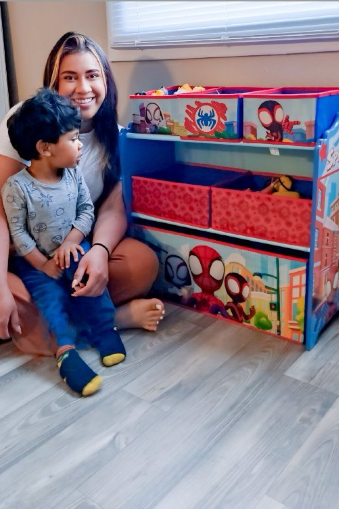 Spidey and Friends Toy Organizer 

Look at Set's happy face with his new toy organizer, it's super roomy and the perfect size for a toddler.

What do you think of this organizer? 
 
@deltachildren 
----------------------------------------------------------------
Organizador de juguetes Spidey y sus amigos 

Miren la cara de felicidad de Set con su nuevo organizador de juguetes, es súper espacioso y del tamaño perfecto para un niño pequeño.

¿Qué te parece este organizador?

@deltachildren