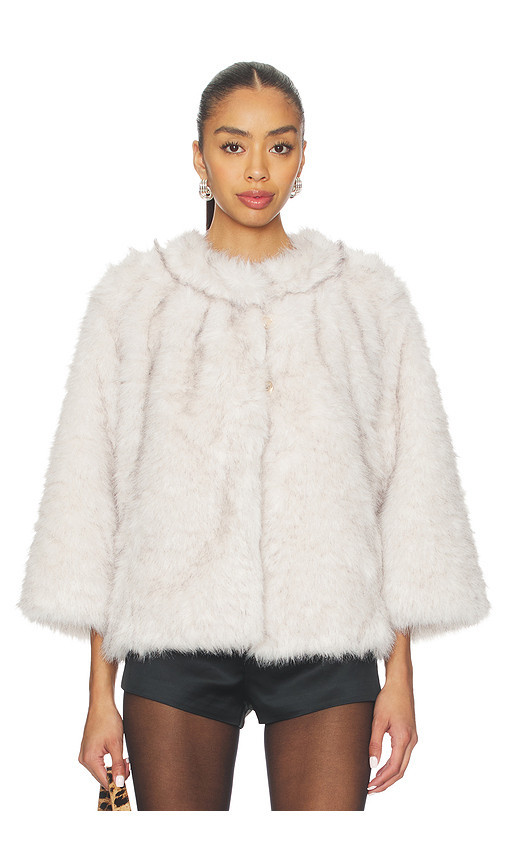 GUIZIO PONCHO FAUX FUR en Artic Cream. Taille L | Revolve Clothing (Global)