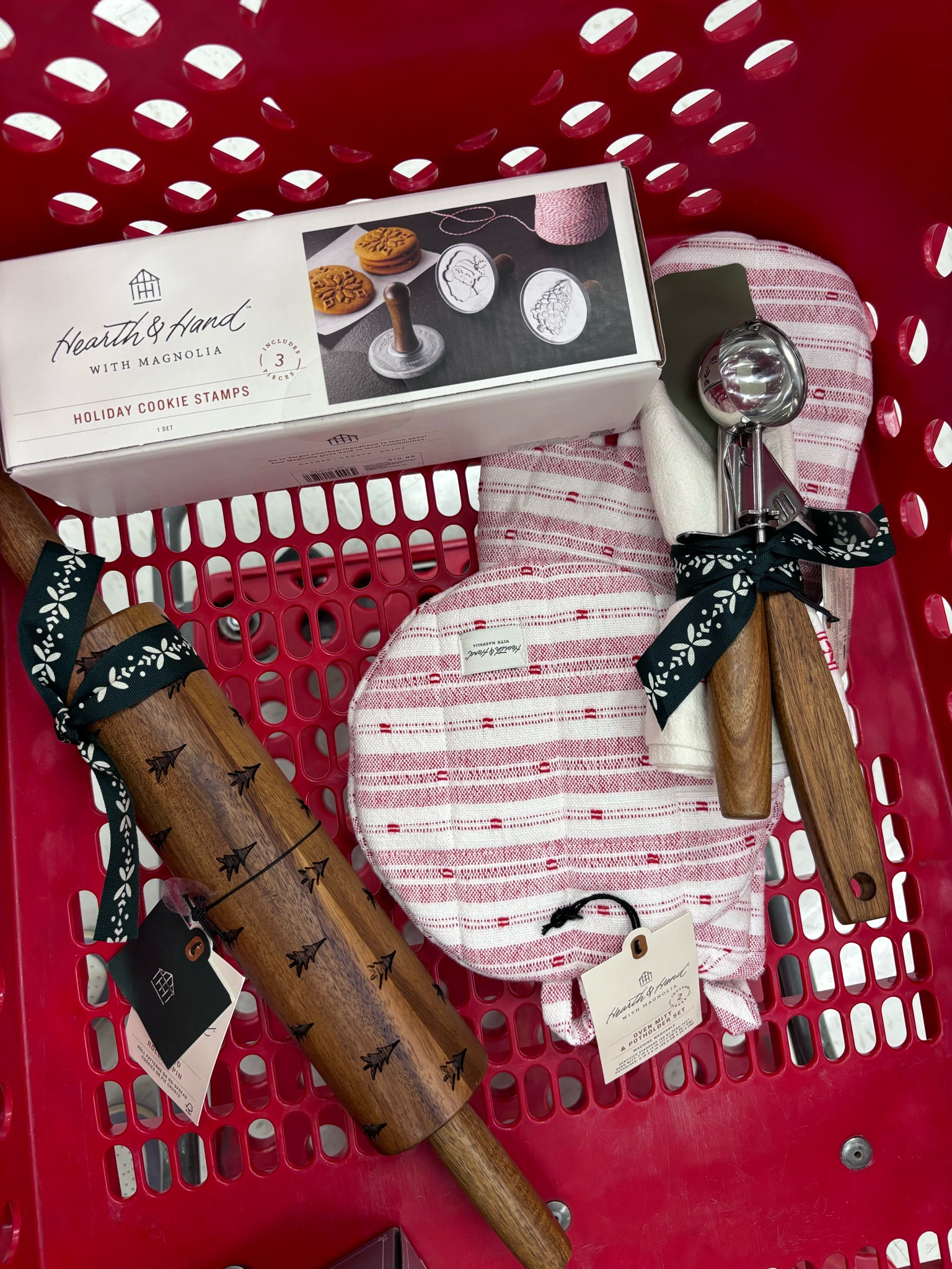 Gift idea for less than $60!! Perfect for the baker in your life. Also a perfect little gift set to get for the host of your thanksgiving or just to have for yourself :) 



#LTKHoliday #LTKSeasonal #LTKGiftGuide