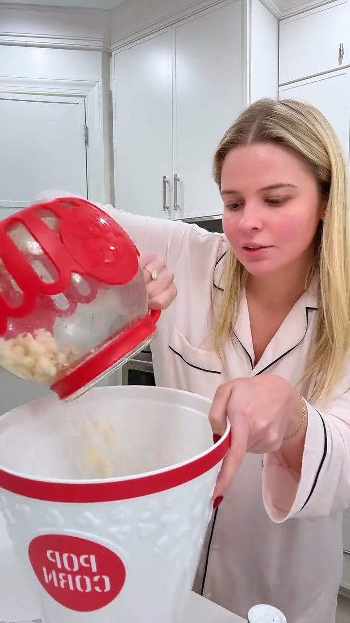 THIS IS THE BEST THING I’VE EVER FOUND😭🍿🍿 #popcorn #snacks #food #microwavepopcorn

#LTKHome #LTKfoodie #LTKdayinmylife