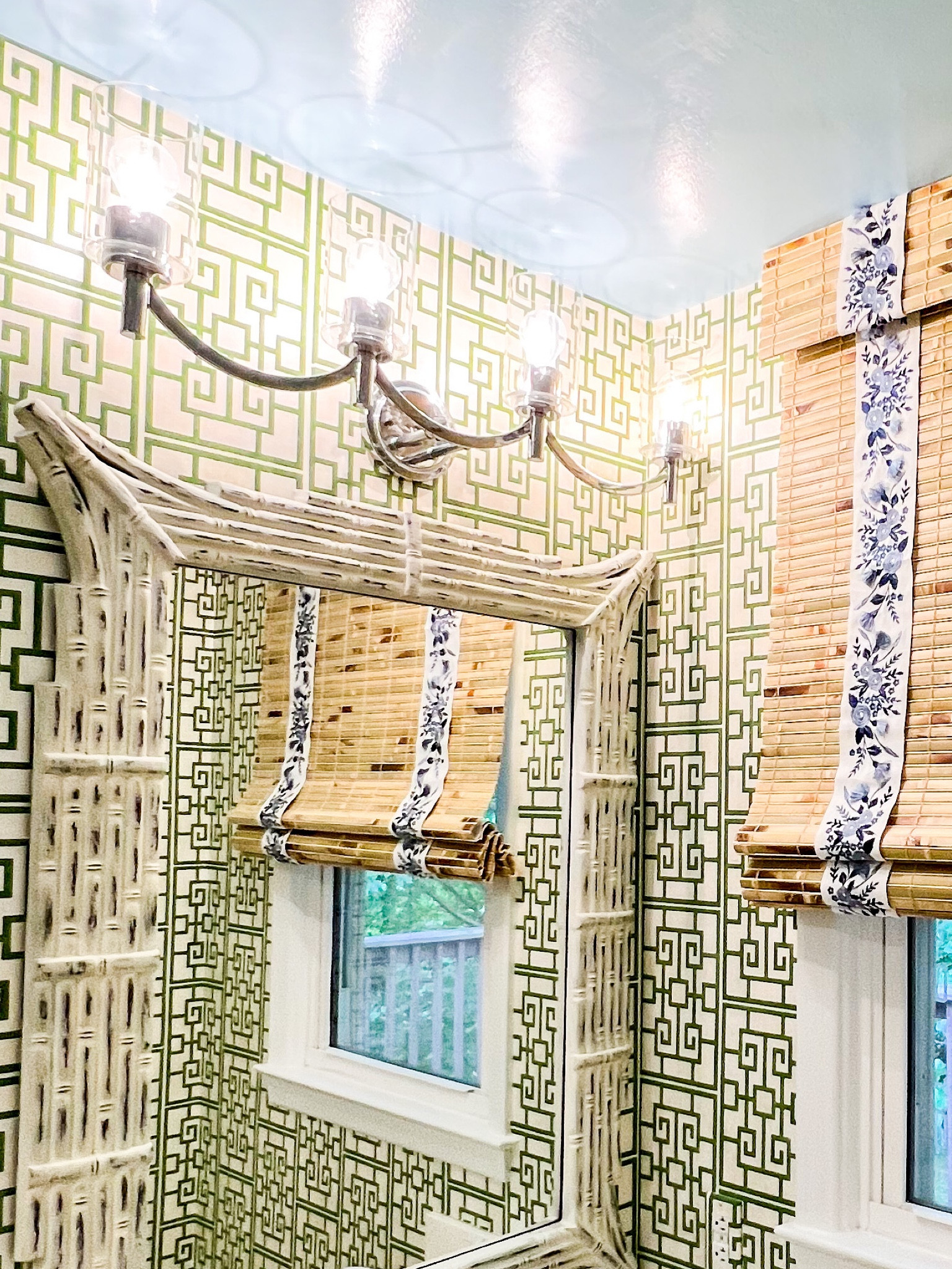 Bathroom light fixture 