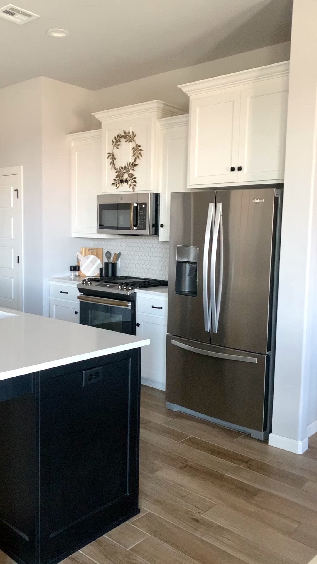 Winter/Christmas Kitchen decor

Home decor, kitchen decor, gold decor, gold garland, gold wreath , cutting board, utensils holder, utensils, countertop decor, fruit bowl, decorative bowl, toaster, knife block

#LTKstyletip