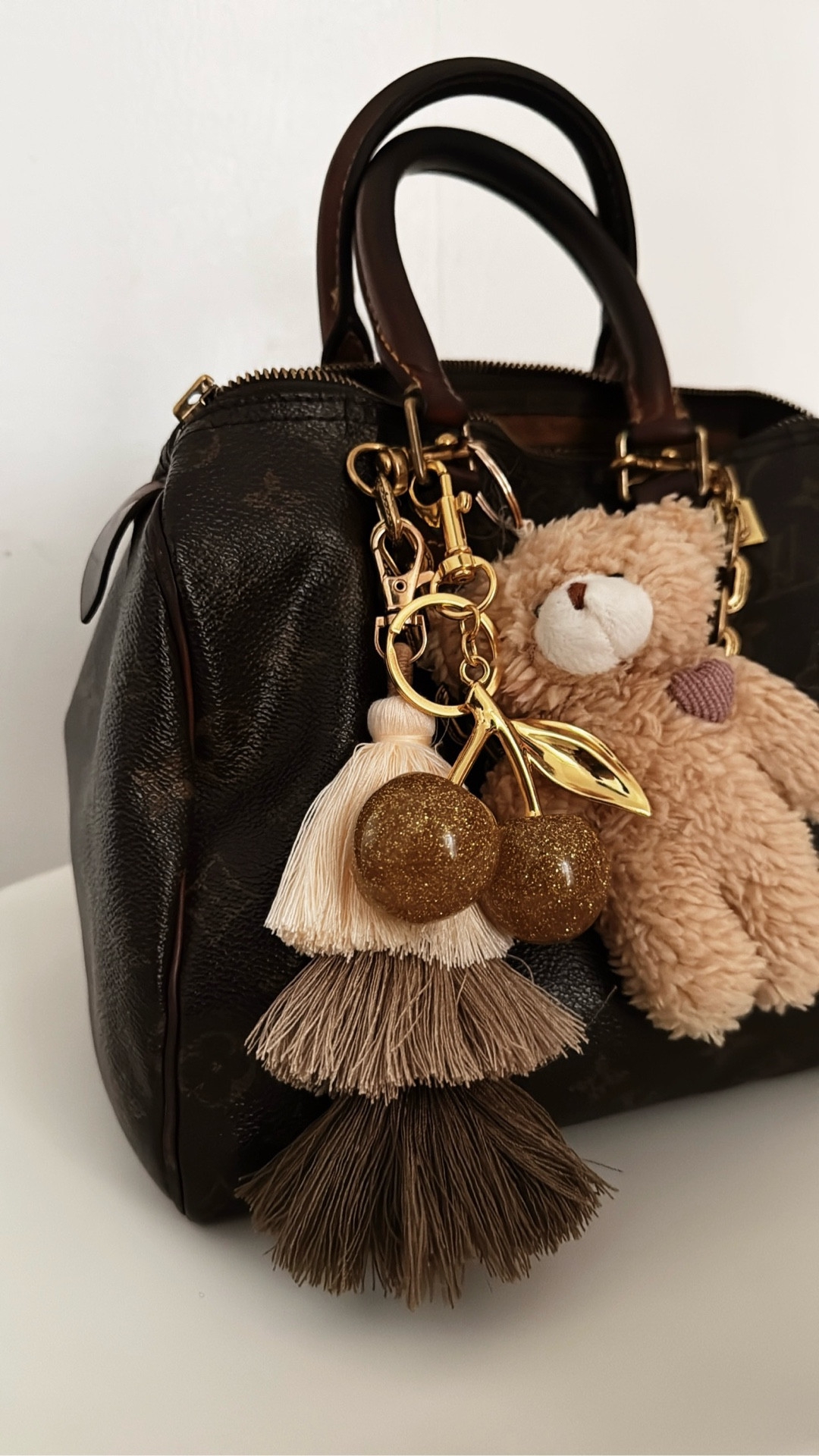 Here’s a quick “whats in my bag” for my daily errand runs 🫶🏾 

💡LV Speedy in size 25

#whatsinmybag #whatsinmybagtoday 

#LTKOver40 #LTKgrwm #LTKTravel