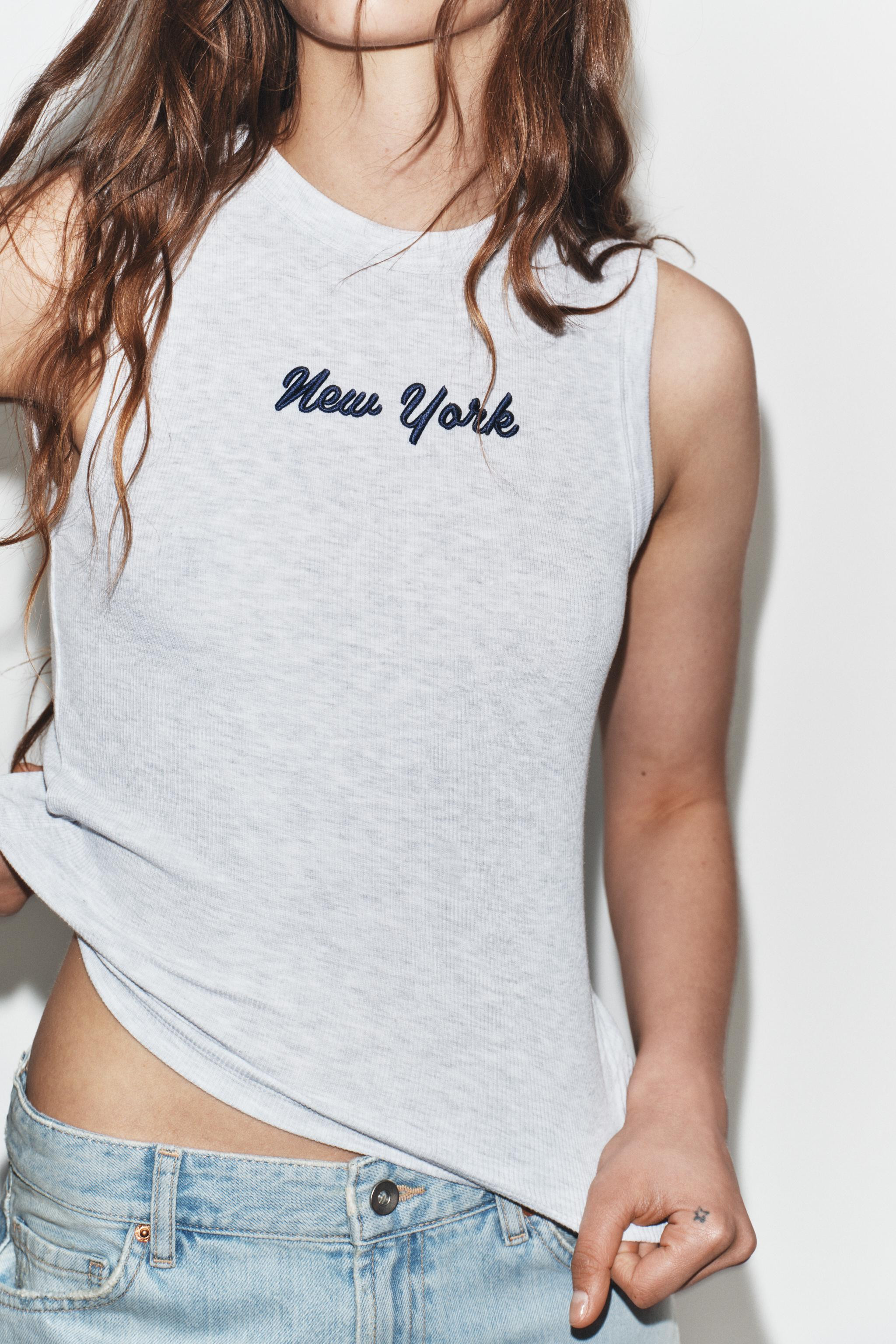 HAUT CÔTELÉ À BRODERIE INSCRIPTION | Zara US