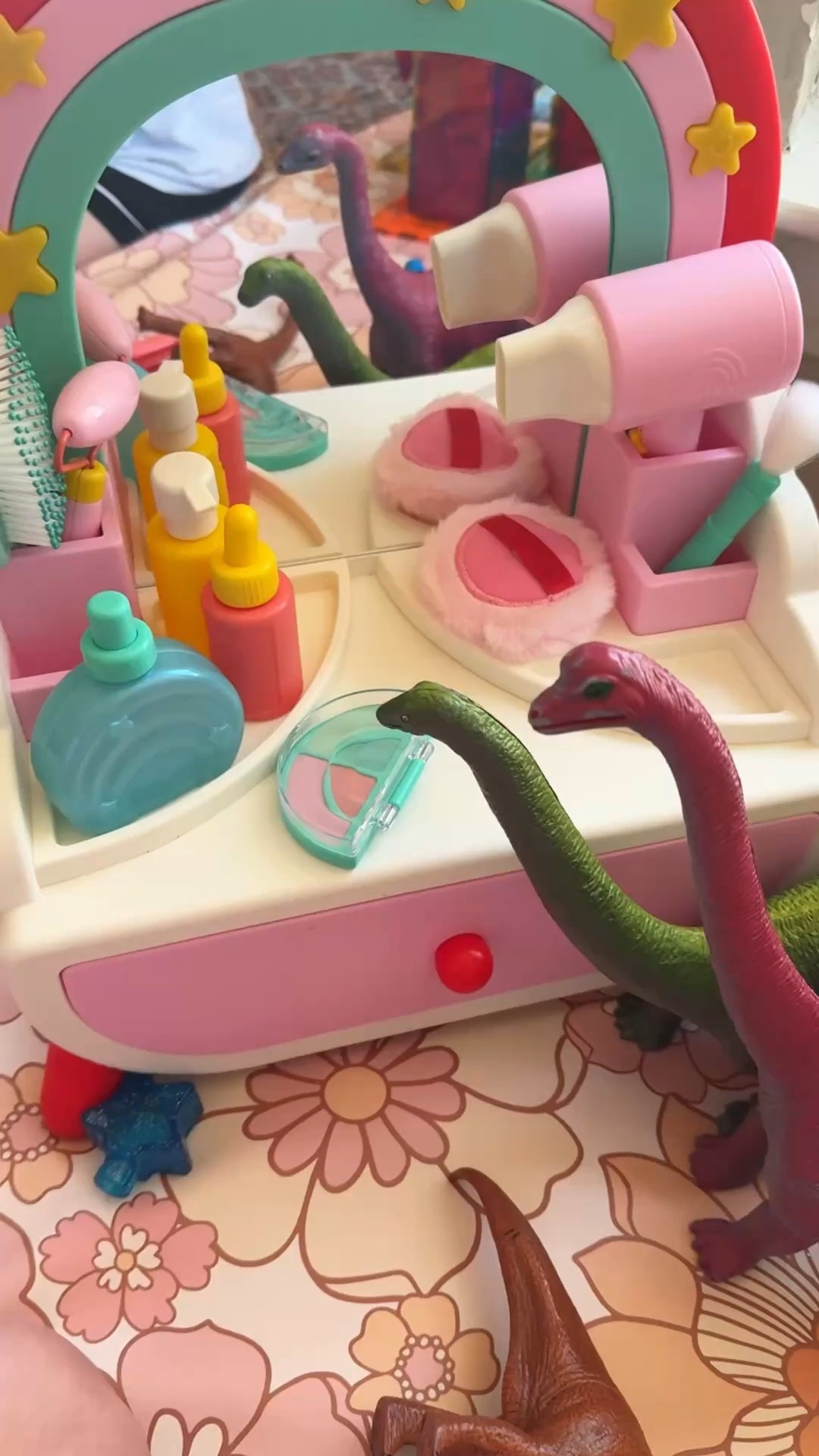 She’s been loving this adorable little vanity set and has decided everyone needs a glam moment… including her dinosaurs 🤭

This new makeup vanity from @battattoys is the most played with toy this week by far 🥰

#battattoys
#pretendplay
#toddlerplay
#toddleractivities
#toddlertoys 

