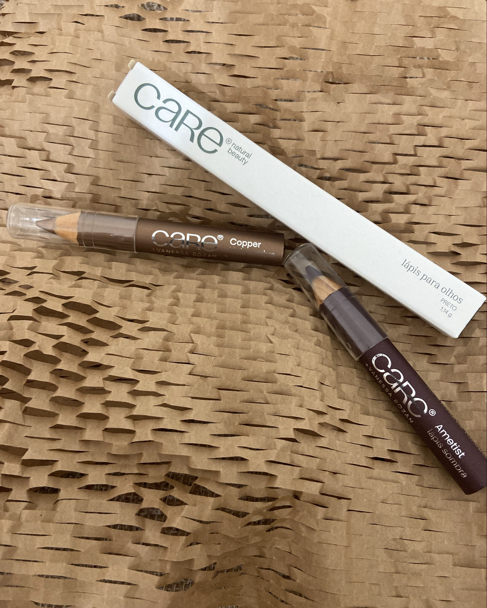 Beleza limpa e sustentável com itens de skincare e maquiagem vegana.

Tenho dermatite de contato e estou tão feliz de dividir com vocês que encontrei na Care Beauty minha alegria de poder voltar a maquiar. Ela não tem parabenos que é agressivo para nossa pele.

Já testei todos os itens do post e estou ansiosa para comprar os demais produtos.

20%OFF com cupom: LTKCARE20

➖Lápis de olho preto  
➖Lápis sombra multifuncional Care + Vanessa Rozan nas cores Copper e Amestist

#LTKbeleza #LTKbrasil #LTKpromo