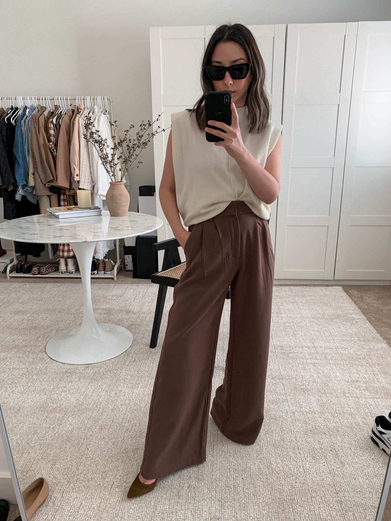Abercrombie & Fitch tailored wide leg pants. On sale! Short xs. Runs long. I’m wearing 3.5-4” heels here and you can see they hit the ground. 

Top - Banana Republic small 
Pants - A&F xs short
Pumps - Sam Edelman Hazel 4.5

#LTKsalealert #LTKunder100