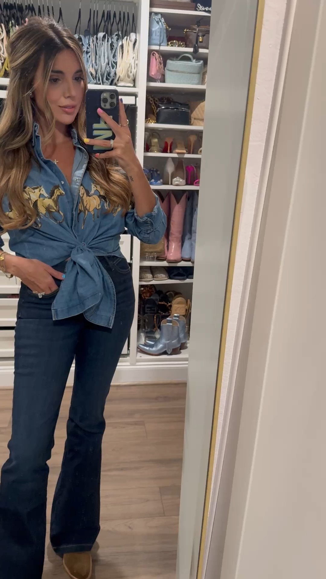 probably my favorite outfit from my fall @wrangler haul!! this top is perfection. Love the horses - they go all the way around the sleeves. This one will sell quick!

top: medium
jeans 27

@wrangler #ad

#LTKFindsUnder100 #LTKStyleTip #LTKFindsUnder50