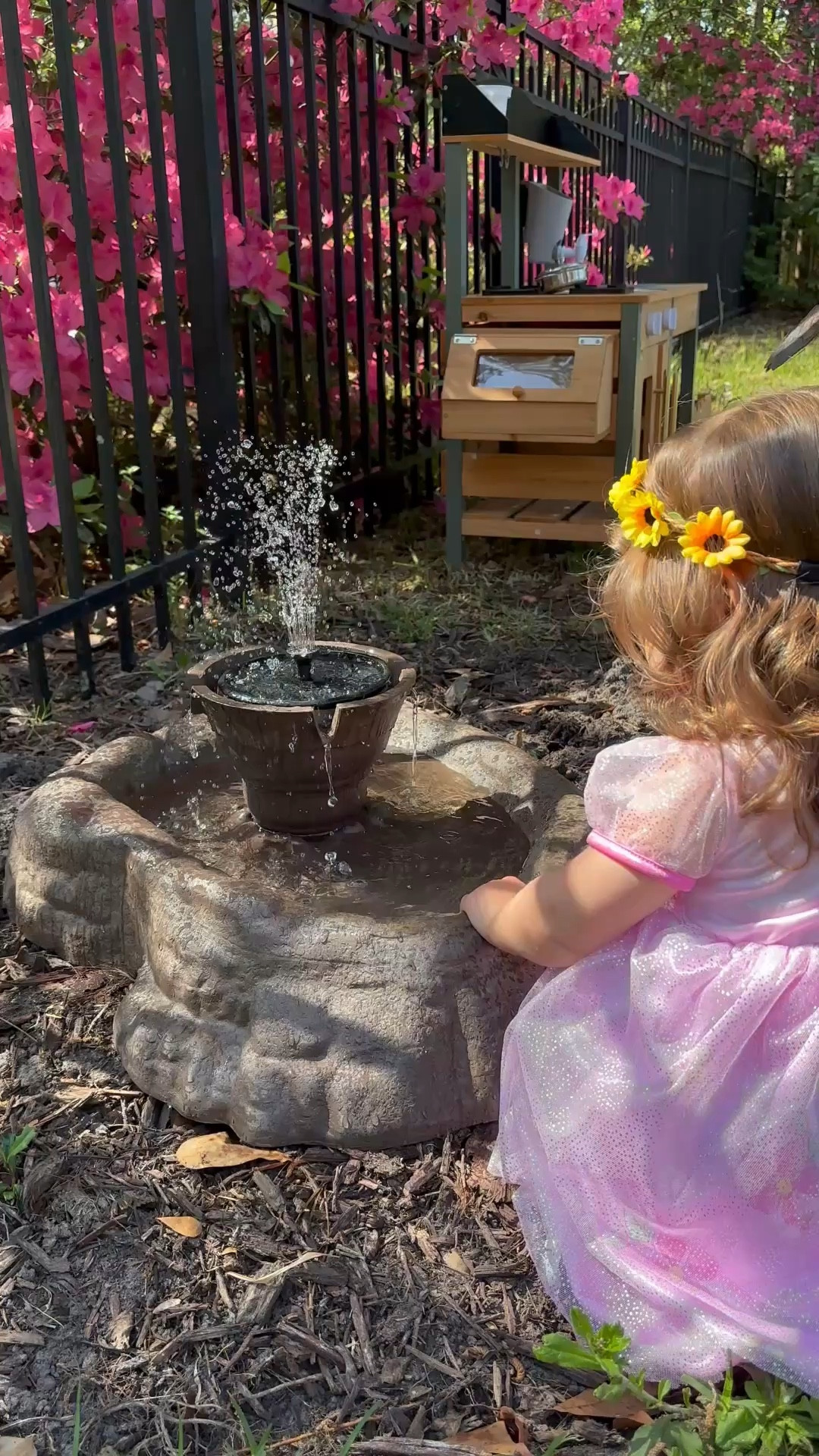 No outdoor plug? No problem. This gorgeous fountain is battery powered! ⛲️ put it anywhere you’d like! 