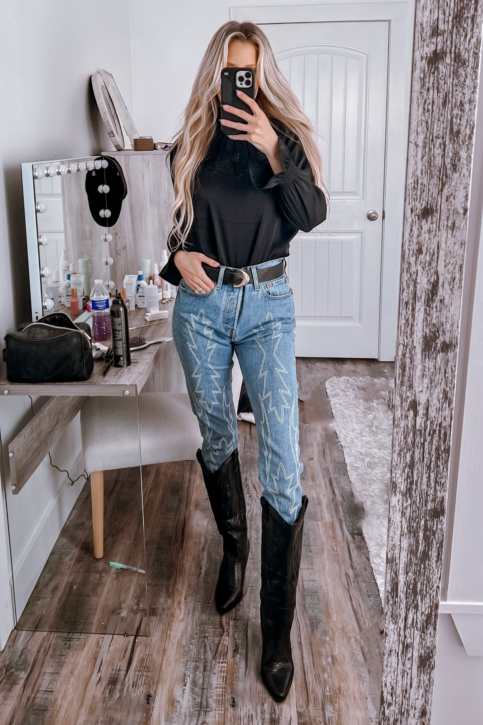 When cowgirl vibes and realtor vibes collide 💥 🤠 These western style Levi’s never let me down. I threw on my favorite black cowgirl boots and ran to my last closing of 2023!


#LTKstyletip #LTKworkwear