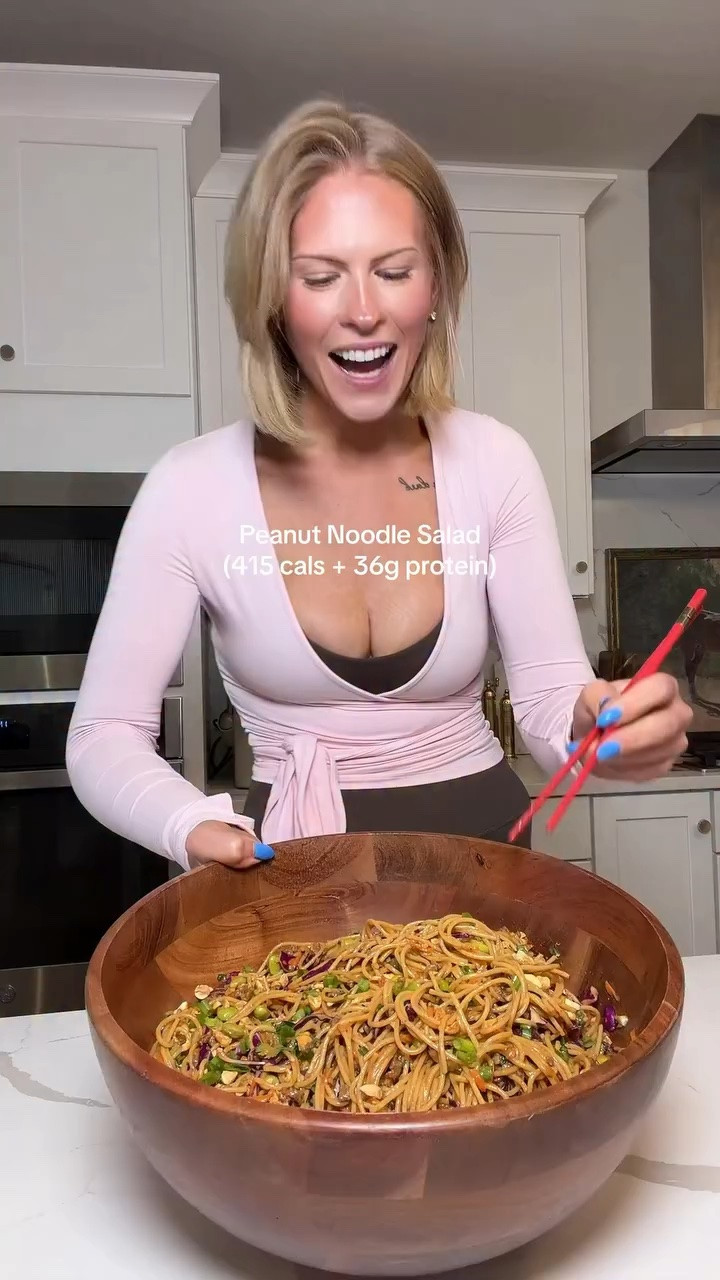 Peanut Noodle Salad (415 cals + 36g protein)🥜 This recipe makes 8 (≈1.25cup) servings: 
-1 lb Barilla Protein+ Spaghetti 
-32 oz bone broth 
-0.50 cup, chopped, Green Onion
-1.5 lb Lean Ground Beef seasoned to taste with salt, pepper, garlic powder, onion powder, and ground ginger. 
-1/2c shelled edamame 
-1/4c chopped cilantro 
-1/4 head of cabbage, shredded. 
-2 unit large carrots 
For the dressing: 
-juice of 1 lime
-2 tablespoon chopped garlic 
-4 tbsp Soy Sauce
-4 tbsp PB2 Powder
-2 tablespoon Sriracha
-1/2 cup G Hues Teriyaki Marinade, Sugar Free
-1/4c water 
#mealprep #protein #salad #pasta #pcos