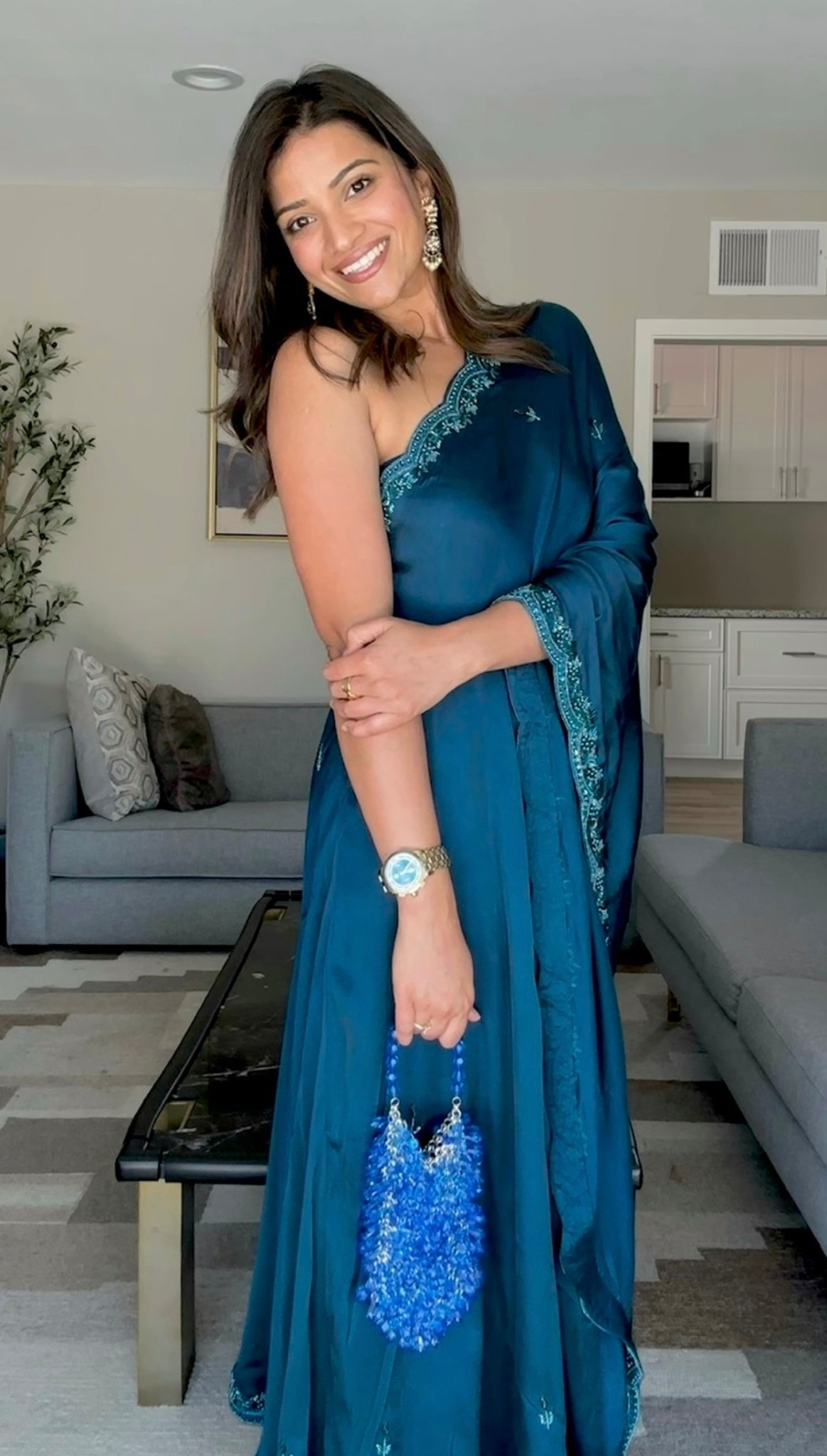 Stunning wedding guest bag that would be teamed up on indian wear as well as western to give a pop of texture to the outfit. 

Bag @modaluxe 

#eveningbag #texturedbag #ethnic #bags #blingbags