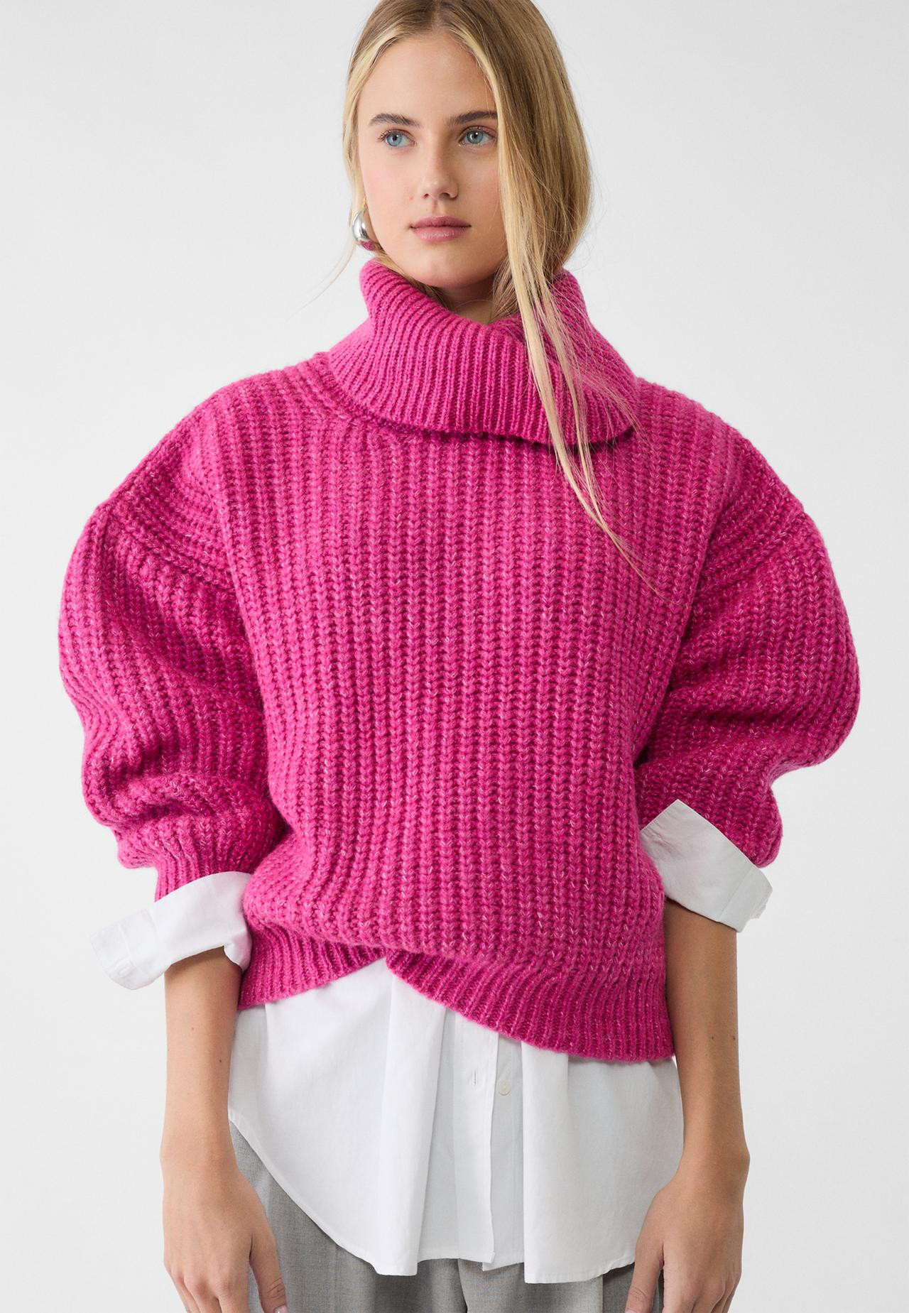 Soepelvallende gebreide trui met hoge kraag en lange mouw met geribde bies. Verkrijgbaar in diver... | Stradivarius (NL)