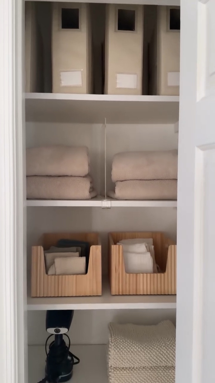 Tiny hallway linen closet organization! I decluttered, added matching bins, and created simple zones to make this small space more functional and aesthetically pleasing. Proof that even the smallest closets can feel intentional.

Save this for your next home refresh 

#linencloset #homeorganization #closetmakeover