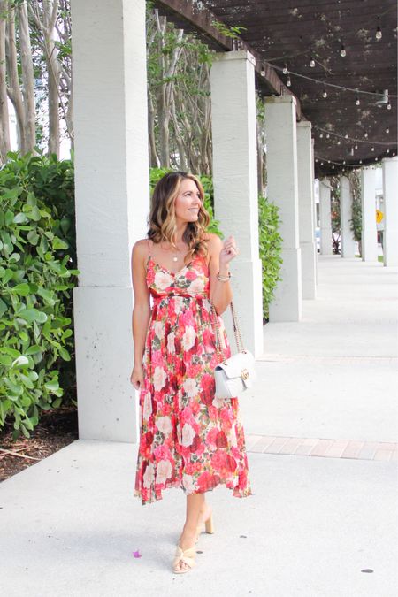 Friday florals start here with this gorgeous vibrant floral dress. Runs tts 

#LTKSeasonal #LTKstyletip