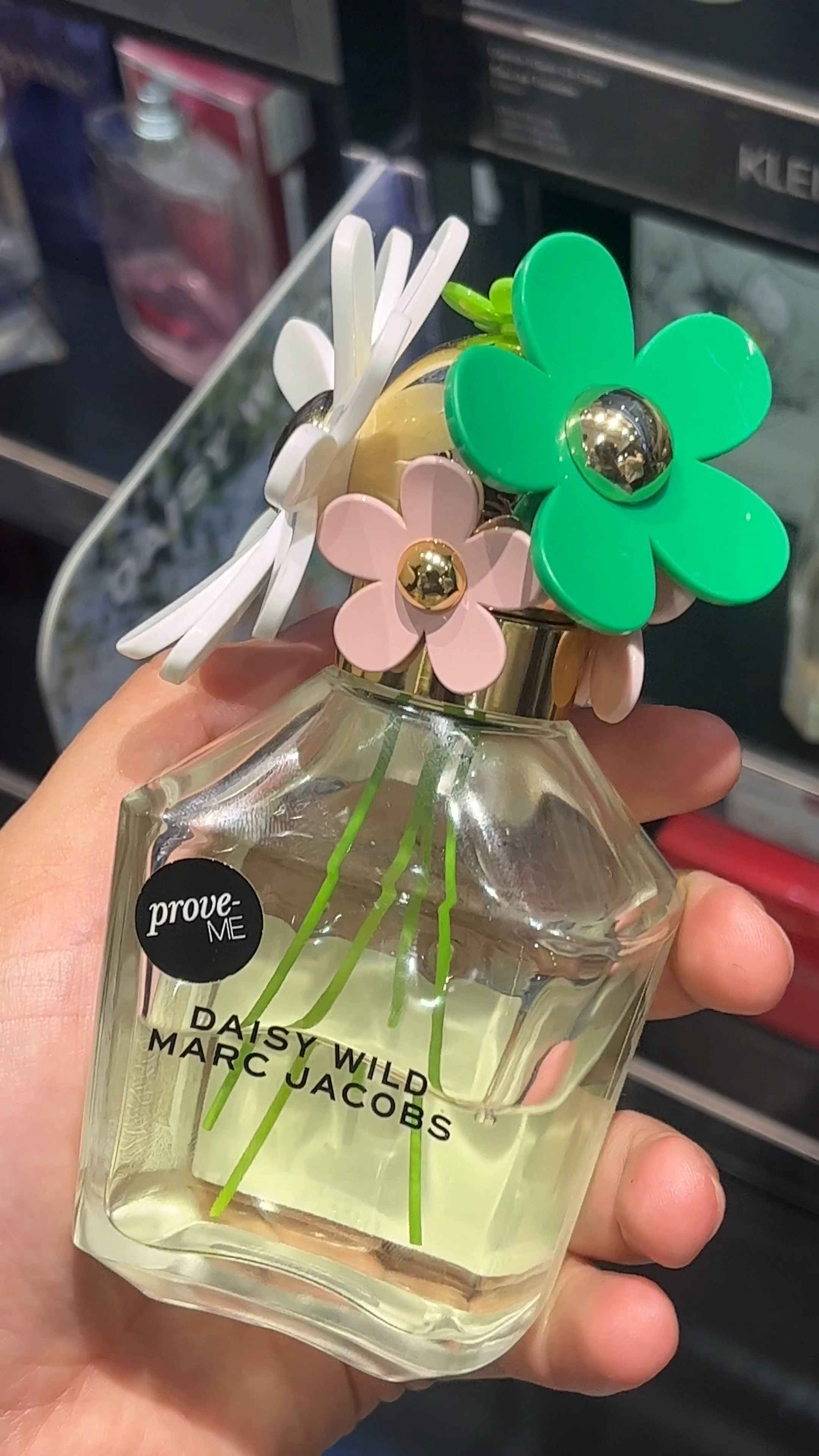 O novo frutado Daisy Wild é uma mistura de jasmim, vetiver e notas de flor de banana que capturam a irresistível essência da natureza, despertando um senso de descoberta. 

#LTKguiadepresente #LTKbrasil #LTKbeleza