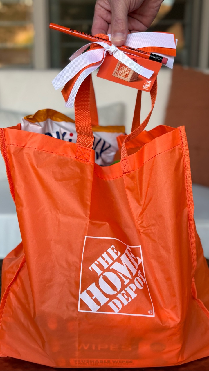 Today’s Gifty Guyday is a @homedepot gift card and goodies all wrapped up in a Home Depot tote! ⁣⁣⠀
⁣⁣⠀
It’s the perfect gift for the DIYer in your life! 🛠️⁣⁣⠀
⁣⁣⠀
#giftsforhim #giftideas #giftsforguys #guygifts #giftyguy #giftyguyday #homedepot