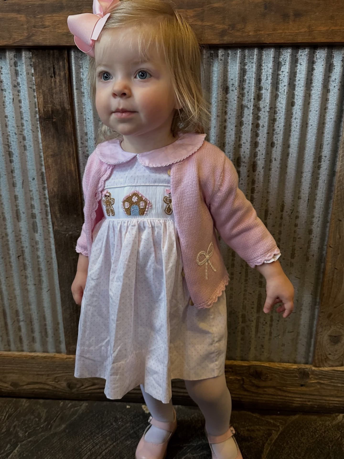 Addison’s #ootd • Shopped small this Saturday and we love our tradition of strolling in Antique Alley. Sister ate a whole Mac and cheese from @jacscraftsmokehouse and she’s starting to really string words together. Favorite phrase? Help please. 🥹