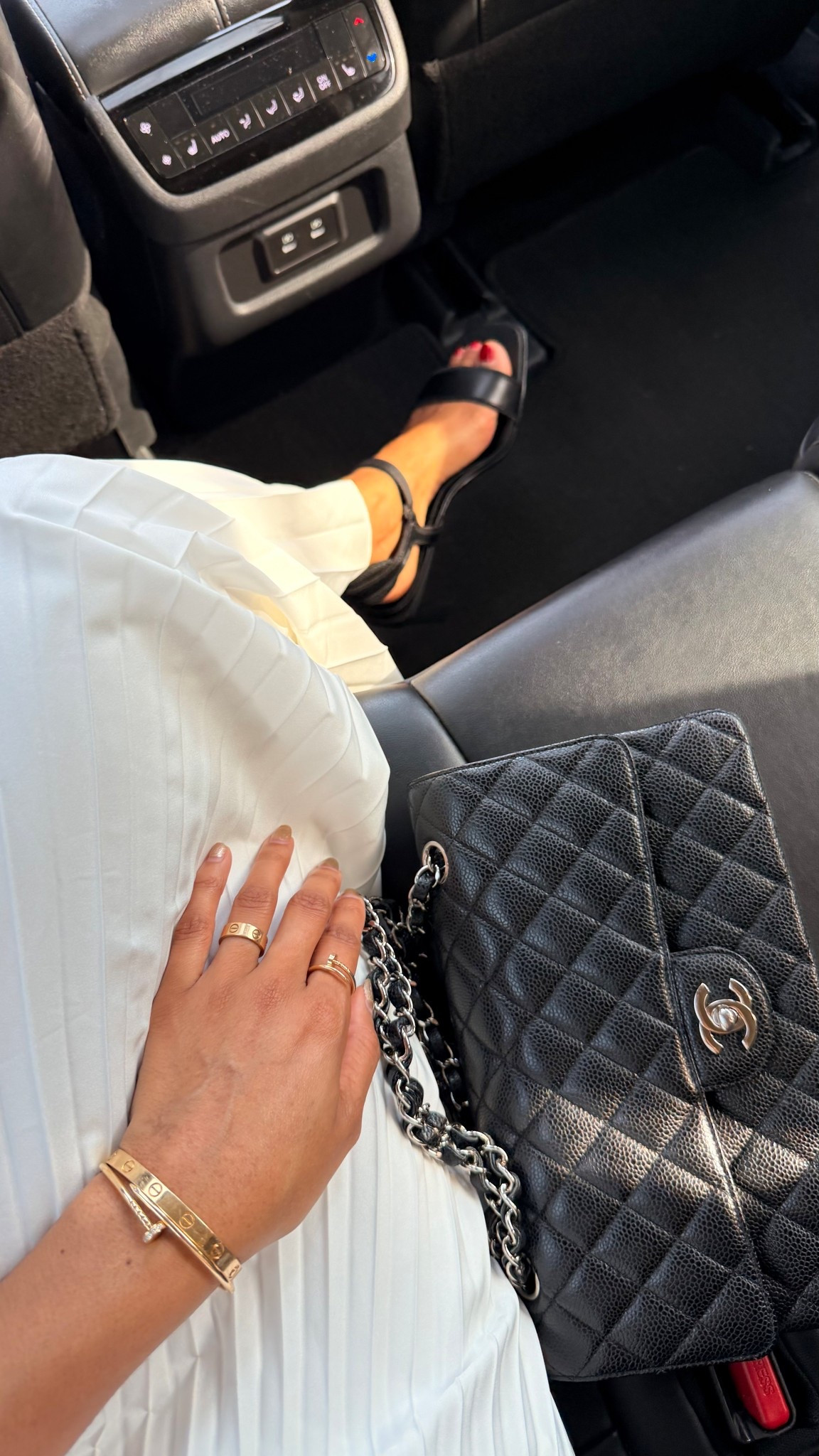 Black and white can’t got wrong with it. #chanel #chanelbag #chanelflap