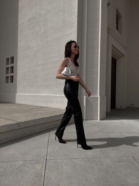 Minimal Chic Outfit
Leather pants 

Pants : aritzia 
Linked similar 