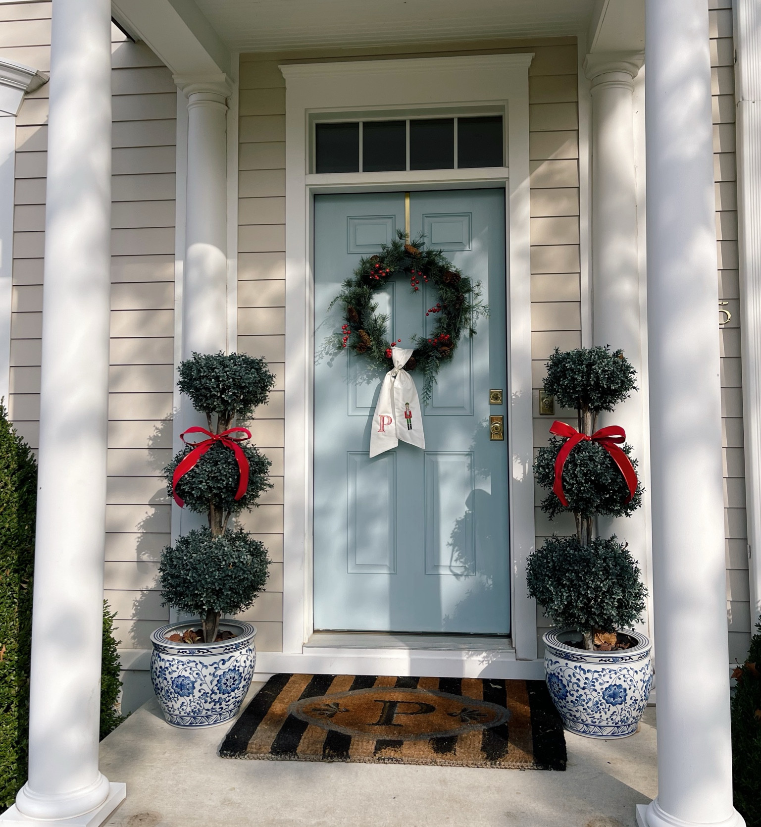 Front porch decor 🥰❣️🎄